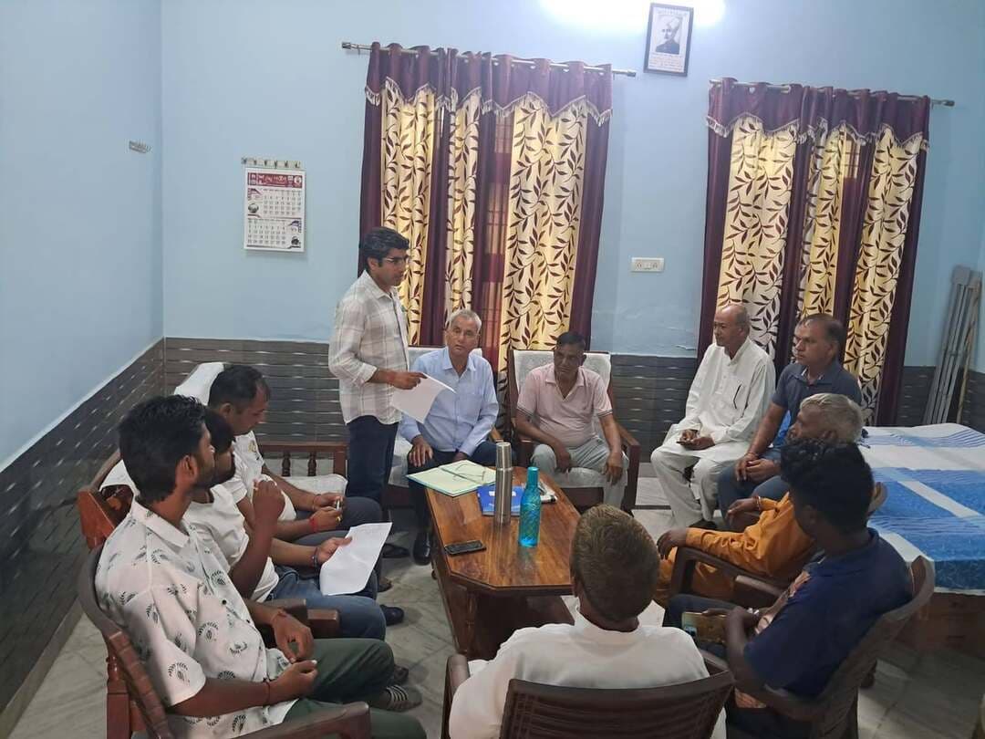 मुख्यमंत्री की विकास संकल्प रैली को लेकर शक्ति केंद्र की बैठक में जिम्मेदारियां तय, उमड़ेगा जनसैलाब
मुख्यमंत्री की विकास संकल्प रैली पूरे क्षेत्र के विकास को देगी नई दिशा : रमेश बूरा
भिवानी, 04 सितंबर : कस्बा बवानीखेड़ा में 6 सितंबर को आयोजित होने वाली मुख्यमंत्री की विकास संकल्प रैली को लेकर क्षेत्र के लोगों और कार्यकर्ताओं में खासा उत्साह देखा जा रहा है। इस रैली को ऐतिहासिक बनाने और गांव प्रेमनगर से भारी संख्या में लोगों की भागीदारी सुनिश्चित करने के उद्देश्य से बुधवार को शक्ति केंद्र प्रेमनगर में एक अति आवश्यक बैठक का आयोजन किया गया। बैठक में रैली की तैयारियों को अंतिम रूप देते हुए कार्यकर्ताओं को अलग-अलग जिम्मेदारियां सौंपी गईं। शक्ति केंद्र प्रेमनगर में आयोजित इस विशेष बैठक में स्थानीय प्रतिनिधियों, सामाजिक कार्यकर्ताओं और बूथ स्तर के पदाधिकारियों ने हिस्सा लिया। बैठक के दौरान रैली की तैयारियों, प्रचार-प्रसार और ग्रामीणों की रवानगी को लेकर गहन मंथन हुआ। उपस्थित सदस्यों में रैली को लेकर जबरदस्त जोश देखने को मिला और सभी ने एक स्वर में गांव से सैकड़ों की संख्या में लोगों को रैली स्थल तक पहुंचाने का संकल्प लिया। बैठक को संबोधित करते हुए शक्ति केंद्र प्रभारी एवं सेवानिवृत्त प्राचार्य रमेश बूरा ने कहा कि मुख्यमंत्री की विकास संकल्प रैली पूरे क्षेत्र के विकास को नई दिशा देगी। उन्होंने उपस्थित कार्यकर्ताओं का आह्वान करते हुए कहा कि हमें एकजुट होकर रैली को ऐतिहासिक रूप से सफल बनाना है और हमारे लोकप्रिय विधायक कपूर वाल्मीकि जी के हाथों को मजबूत करना है। रमेश बूरा ने बैठक के दौरान कार्यकर्ताओं के बीच प्रचार सामग्री, बैनर, पोस्टर, झंडे और वाहनों की व्यवस्था की अलग-अलग जिम्मेदारियां बांटीं, ताकि रैली के दिन ग्रामीणों को ले जाने में किसी प्रकार की असुविधा न हो। रैली में गांव प्रेमनगर से जाने वाले विशाल जत्थे के कुशल प्रबंधन के लिए राजेश कुमार सरपंच को जत्थे का संयोजक और सोहिल उर्फ विक्की को सह-संयोजक नियुक्त किया गया है। दोनों पदाधिकारी गांव में घर-घर जाकर संपर्क साधेंगे और ग्रामीणों को रैली में शामिल होने के लिए प्रेरित करेंगे। बैठक में केवल रैली की तैयारियों तक ही बात सीमित नहीं रही, बल्कि 17 सितंबर से 17 अक्टूबर तक चलाए जाने वाले सेवा संकल्प अभियान पर भी विस्तृत चर्चा की गई। बैठक में निर्णय लिया गया कि इस एक महीने के दौरान अधिक से अधिक जन-सहभागिता सुनिश्चित की जाएगी और सामाजिक सेवा के विविध कार्यक्रमों का आयोजन किया जाएगा। इसके अतिरिक्त बैठक में एस.आई.आर प्रक्रिया की वर्तमान प्रगति की भी समीक्षा की गई। इस अवसर पर शक्ति केंद्र प्रमुख जोगेंद्र सिंह बूरा, सरपंच राजेश कुमार, शक्ति केंद्र प्रभारी रमेश बूरा, शिक्षा समिति महासचिव प्रमुख जयबीर सिंह बरवर, बूथ अध्यक्ष रणधीर सिंह, सोहिल उर्फ विक्की, कृष्ण कुमार, बीएलए-2 साहिल दहिया, मंजीत गोगलिया, अंबेडकर महासभा की तरफ से योगेश गोठवाल, महर्षि वाल्मीकि युवा शक्ति संयोजक गोविंदा, बलवान पंच, जुगप्रवेश, युवा प्रमुख साहिल, धर्मबीर, भंवर सिंह सहित अनेक गणमान्य ग्रामीण एवं कार्यकर्ता उपस्थित रहे।