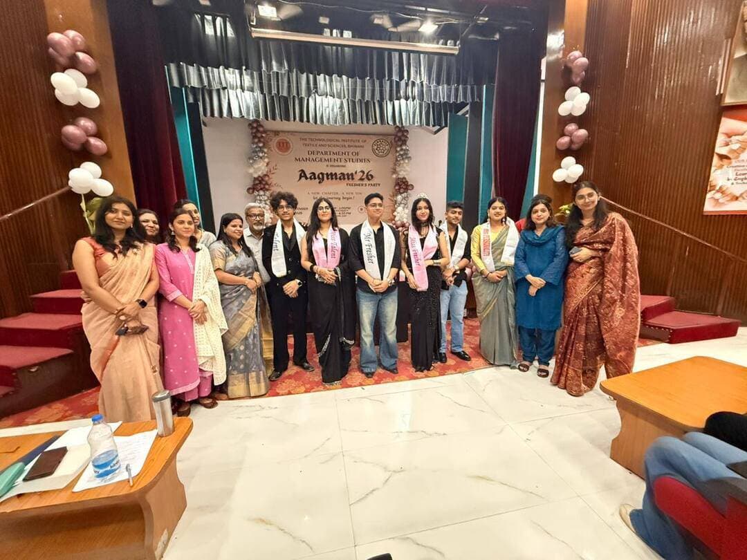 टीआईटीएंडएस, भिवानी में ‘आगमन’26’ के साथ नवागत विद्यार्थियों का भव्य स्वागत, शिक्षक दिवस भी हर्षोल्लास से मनाया गया
भिवानी, : द टेक्नोलॉजिकल इंस्टीट्यूट ऑफ टेक्सटाइल एंड साइंसेज (TIT&S), भिवानी के प्रबंधन अध्ययन विभाग द्वारा नवागत विद्यार्थियों के स्वागत के लिए भव्य फ्रेशर्स समारोह ‘आगमन’26’ का आयोजन किया गया। समारोह के पश्चात् शिक्षक दिवस भी उत्साह एवं हर्षोल्लास के साथ मनाया गया। दोनों कार्यक्रमों में लगभग 200 विद्यार्थियों ने उत्साहपूर्वक भाग लिया। आयोजन, संचालन एवं समन्वय में विभाग की विद्यार्थी संस्था पिनैकल सोसाइटी ने महत्वपूर्ण भूमिका निभाई। कार्यक्रम का शुभारंभ विभागाध्यक्ष डॉ. मोनिका शर्मा द्वारा नवागत विद्यार्थियों के स्वागत के साथ हुआ। उन्होंने वरिष्ठ एवं नवागत विद्यार्थियों के बीच सौहार्दपूर्ण संबंधों की आवश्यकता पर बल देते हुए कहा कि नवागत विद्यार्थी वरिष्ठों के अनुभवों से सीखें और वरिष्ठ विद्यार्थी उन्हें संस्थान की संस्कृति एवं मूल्यों से परिचित कराएँ।
संस्थान के निदेशक प्रो. बी.के. बेहरा ने विद्यार्थियों को नई शैक्षणिक यात्रा के लिए शुभकामनाएँ देते हुए अनुशासन, लक्ष्य के प्रति समर्पण और निरंतर प्रगति का संदेश दिया।
‘आगमन’26’ में विद्यार्थियों ने नृत्य, गायन, लघुनाटिका, संवादात्मक खेलों एवं अन्य मनोरंजक गतिविधियों के माध्यम से अपनी प्रतिभा का प्रदर्शन किया। समारोह का विशेष आकर्षण फ्रेशर्स टाइटल समारोह रहा। इसमें अलीशा को मिस फ्रेशर्स, कृष को मिस्टर फ्रेशर्स, जानवी को मिस टैलेंट, वंशज को मिस्टर टैलेंट, भावना को मिस पर्सनैलिटी तथा शुभम को मिस्टर पर्सनैलिटी का खिताब प्रदान किया गया। आयोजन को सफल बनाने में डॉ. अजय शर्मा, डॉ. अंकिता गुप्ता, डॉ. गुंजन, सुश्री उर्शिता, सुश्री नेहा, सुश्री अंजू, सुश्री पूनम एवं सुश्री प्रीति ने प्रमुख भूमिका निभाई।
फ्रेशर्स समारोह के बाद शिक्षक दिवस समारोह का शुभारंभ भावपूर्ण गुरु वंदना के साथ हुआ। विद्यार्थियों ने सांस्कृतिक प्रस्तुतियों, खेल गतिविधियों एवं केक काटकर अपने शिक्षकों के प्रति सम्मान और कृतज्ञता व्यक्त की। कार्यक्रम ने गुरु-शिष्य संबंधों की आत्मीयता तथा शिक्षक-विद्यार्थी संबंधों के महत्व को रेखांकित किया।इस अवसर पर डॉ. कमल सरदाना, डॉ. सतीश खटक, डॉ. राजीव शर्मा, डॉ. अनिल यादव, डॉ. अखिल, डॉ. रितु, डॉ. सात्विका, डॉ. अर्चना एवं डॉ. मोनिका शर्मा सहित अन्य शिक्षक उपस्थित रहे। पिनैकल सोसाइटी के विद्यार्थियों के सक्रिय सहयोग से कार्यक्रम सफलतापूर्वक संपन्न हुआ। समापन पर शिक्षकों एवं विद्यार्थियों ने सामूहिक भोज का आनंद लिया।‘आगमन’26’ एवं शिक्षक दिवस का संयुक्त आयोजन नवागत विद्यार्थियों के लिए नई शैक्षणिक यात्रा की उत्साहपूर्ण शुरुआत का अवसर बना। कार्यक्रम ने अनुशासन, नेतृत्व, सामूहिक कार्य, आत्मविश्वास, रचनात्मकता एवं आपसी सौहार्द जैसे मूल्यों को बढ़ावा देते हुए टीआईटीएंडएस के प्रबंधन अध्ययन विभाग की समावेशी एवं मूल्य-केंद्रित शैक्षणिक संस्कृति को प्रदर्शित किया।