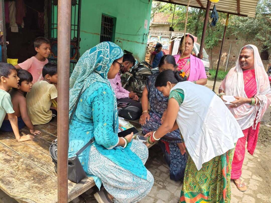 बाढ़ के बीच गूंजी किलकारी, जन्माष्टमी पर अकिलपुर दियारा में ‘कान्हा’ के आने की खुशी
• दियारा में प्रसव पीड़ा से जूझ रही अनीता तक नाव और मेडिकल टीम पहुंची
• सुरक्षित प्रसव के बाद जन्मा स्वस्थ शिशु
• दो गर्भवती महिलाओं को भी कराया गया रेस्क्यू
छपरा। चारों ओर बाढ़ का पानी, रास्ते डूबे हुए और सामान्य आवागमन बाधित था। ऐसे मुश्किल हालात के बीच दिघवारा के अकिलपुर दियारा के दुधिया क्षेत्र में एक परिवार के लिए श्रीकृष्ण जन्माष्टमी का दिन खुशियों की सौगात लेकर आया। प्रसव पीड़ा से जूझ रही अनीता कुमारी तक स्वास्थ्य विभाग की मेडिकल टीम पहुंची और सुरक्षित प्रसव कराया। महिला ने एक स्वस्थ शिशु को जन्म दिया। बाढ़ के बीच नवजात की किलकारी से परिवार में खुशी छा गई और मुश्किल परिस्थितियों के बीच स्वास्थ्य विभाग की तत्परता ने एक मां और उसके बच्चे को सुरक्षित चिकित्सा सहायता उपलब्ध कराई। यह घटना बाढ़ प्रभावित इलाकों में स्वास्थ्य विभाग की आपदा तैयारी और मेडिकल टीमों की सक्रियता का उदाहरण बनी है। सड़क मार्ग से संपर्क बाधित होने के बावजूद स्वास्थ्यकर्मी दियारा क्षेत्रों तक पहुंच रहे हैं। खासकर गर्भवती महिलाओं, नवजात शिशुओं, बच्चों और बुजुर्गों को प्राथमिकता देते हुए जांच, उपचार, दवा और आवश्यक परामर्श उपलब्ध कराया जा रहा है।
प्रसव पीड़ा की सूचना मिलते ही दुधिया पहुंची टीम
अकिलपुर दियारा क्षेत्र के दुधिया में अनीता कुमारी को प्रसव पीड़ा होने की सूचना मिलते ही दिघवारा सामुदायिक स्वास्थ्य केंद्र की मेडिकल टीम सक्रिय हुई। प्रभारी चिकित्सा पदाधिकारी डॉ. रौशन कुमार के नेतृत्व में टीम ने बाढ़ प्रभावित क्षेत्र तक पहुंचकर महिला की स्थिति का आकलन किया और सुरक्षित प्रसव कराया। मेडिकल टीम में बीएचएम रिचा कुमारी, एएनएम मिनती कुमारी और एएनएम अंकिता कुमारी शामिल थीं। टीम की निगरानी में प्रसव कराया गया और मां तथा नवजात दोनों को सुरक्षित रखा गया।
बाढ़ के कारण महिला को सामान्य तरीके से स्वास्थ्य संस्थान तक पहुंचाना चुनौतीपूर्ण था। ऐसे में स्थानीय स्तर पर मेडिकल टीम की उपलब्धता महत्वपूर्ण साबित हुई।
जन्माष्टमी के दिन परिवार में आई दोहरी खुशी
श्रीकृष्ण जन्माष्टमी के अवसर पर बच्चे का जन्म होने से परिवार के लोगों की खुशी और बढ़ गई। बाढ़ की कठिन परिस्थितियों के बीच जब नवजात की किलकारी गूंजी तो परिवार के सदस्यों को बड़ी राहत मिली। स्वास्थ्य विभाग की टीम के लिए भी यह पल विशेष रहा, क्योंकि बाढ़ के बीच समय पर चिकित्सा सहायता उपलब्ध कराकर प्रसव को सुरक्षित तरीके से संपन्न कराया गया। बाढ़ प्रभावित क्षेत्रों में जहां लोग रोजमर्रा की जरूरतों को लेकर परेशान हैं, वहीं इस परिवार के लिए जन्माष्टमी का दिन जीवन की नई शुरुआत की खुशियां लेकर आया।
दो अन्य गर्भवती महिलाओं को भी कराया गया रेस्क्यू
स्वास्थ्य विभाग की टीम ने केवल अनीता कुमारी की ही मदद नहीं की, बल्कि क्षेत्र में प्रसव का समय नजदीक होने वाली दो अन्य गर्भवती महिलाओं की भी पहचान की। टीम ने दोनों महिलाओं को रेस्क्यू कर सामुदायिक स्वास्थ्य केंद्र, दिघवारा पहुंचाया, ताकि प्रसव के समय किसी तरह की आपात स्थिति उत्पन्न न हो। इनमें से अमृता कुमारी का सुरक्षित प्रसव सीएचसी दिघवारा में हो चुका है। इससे स्वास्थ्य विभाग की पूर्व तैयारी और गर्भवती महिलाओं की समय रहते पहचान की उपयोगिता सामने आई है।
बाढ़ में भी नहीं टूटी सुरक्षित प्रसव की कड़ी
बाढ़ के दौरान गर्भवती महिलाओं के लिए सबसे बड़ी चुनौती समय पर स्वास्थ्य संस्थान तक पहुंचना होती है। सड़कें जलमग्न होने और संपर्क मार्ग बाधित होने के कारण सामान्य परिवहन व्यवस्था कई बार काम नहीं कर पाती। इसी को देखते हुए सारण स्वास्थ्य विभाग ने बाढ़ प्रभावित प्रखंडों में पहले से मेडिकल टीमों की तैनाती की है। मोबाइल मेडिकल टीम और नौका एंबुलेंस को भी सक्रिय रखा गया है, ताकि जरूरत पड़ने पर स्वास्थ्य सेवाएं दुर्गम इलाकों तक पहुंचाई जा सकें। अकिलपुर में सुरक्षित प्रसव और दो गर्भवती महिलाओं का रेस्क्यू इसी व्यवस्था की सफलता का उदाहरण है।
कई प्रखंडों में तैनात हैं मेडिकल टीमें
बाढ़ की स्थिति को देखते हुए जिले में अलग-अलग स्थानों पर मेडिकल टीमों की तैनाती की गई है। वर्तमान में रिविलगंज में 3 मेडिकल टीमें, सदर प्रखंड में 4 मेडिकल टीमें, सोनपुर में 4 मेडिकल टीमें, दिघवारा में 2 मेडिकल टीमें, मकेर में 1 मेडिकल टीम तैनात की गई हैं। इनके अलावा नौका एंबुलेंस टीम और मोबाइल मेडिकल टीम भी सक्रिय हैं। सभी टीमों को आवश्यक दवाओं और चिकित्सा सामग्री के साथ फील्ड में भेजा गया है।
नौका एंबुलेंस बनी बाढ़ग्रस्त गांवों की जीवनरेखा
बाढ़ के कारण दियारा और निचले क्षेत्रों के कई गांवों तक सड़क मार्ग से पहुंचना मुश्किल हो गया है। ऐसे समय में नौका एंबुलेंस स्वास्थ्य विभाग के लिए महत्वपूर्ण माध्यम बनी है। नौका एंबुलेंस के जरिए मेडिकल टीम, आवश्यक दवाएं और चिकित्सा सामग्री बाढ़ प्रभावित क्षेत्रों तक पहुंचाई जा रही हैं। आपात स्थिति में गर्भवती महिलाओं और गंभीर मरीजों को सुरक्षित स्थान या स्वास्थ्य संस्थान तक पहुंचाने में भी इसका इस्तेमाल किया जा रहा है। अकिलपुर जैसे क्षेत्रों में यह व्यवस्था विशेष रूप से महत्वपूर्ण है, जहां सड़क मार्ग से तत्काल पहुंचना संभव नहीं है।
जीवन रक्षक दवाओं के साथ मैदान में स्वास्थ्य विभाग
सिविल सर्जन डॉ. राजकुमार चौधरी ने बताया कि बाढ़ प्रभावित क्षेत्रों में जीवन रक्षक एवं आवश्यक दवाओं की पर्याप्त उपलब्धता सुनिश्चित की गई है। मेडिकल टीमें अपने साथ जरूरी दवाएं लेकर क्षेत्र में पहुंच रही हैं। बाढ़ के दौरान बुखार, दस्त, त्वचा संबंधी संक्रमण और अन्य बीमारियों का खतरा बढ़ जाता है। इसके साथ ही पहले से किसी बीमारी का इलाज करा रहे मरीजों को नियमित दवाओं की आवश्यकता होती है। इसलिए टीमों को आवश्यक दवाओं के साथ तैनात किया गया है, ताकि जरूरतमंद लोगों को मौके पर ही उपचार और दवा उपलब्ध कराई जा सके।
गर्भवती, नवजात और बुजुर्गों पर विशेष नजर
डीपीएम अरविंद कुमार ने बताया कि बाढ़ प्रभावित क्षेत्रों में गर्भवती महिलाओं, नवजात शिशुओं, बच्चों और बुजुर्गों को विशेष प्राथमिकता दी जा रही है। स्वास्थ्य टीमें क्षेत्र भ्रमण के दौरान प्रसव की संभावित तिथि के करीब पहुंच चुकी गर्भवती महिलाओं की पहचान कर रही हैं। ऐसी महिलाओं को समय रहते सुरक्षित स्वास्थ्य संस्थान तक पहुंचाने का प्रयास किया जा रहा है। बच्चों और नवजातों में बीमारी के शुरुआती लक्षणों की पहचान, बुजुर्गों की स्वास्थ्य जांच तथा पहले से बीमार मरीजों को नियमित दवाएं उपलब्ध कराने पर भी ध्यान दिया जा रहा है।
डीएम कर रहे हैं लगातार मॉनिटरिंग
बाढ़ की स्थिति के बीच जिले की स्वास्थ्य व्यवस्था की लगातार निगरानी की जा रही है। जिलाधिकारी वैभव श्रीवास्तव मेडिकल टीमों की गतिविधियों की मॉनिटरिंग कर रहे हैं। अकिलपुर में मेडिकल टीम द्वारा सुरक्षित प्रसव कराने के प्रयास की भी जिलाधिकारी ने सराहना की है। जिला प्रशासन का जोर इस बात पर है कि बाढ़ के कारण किसी भी जरूरतमंद व्यक्ति को स्वास्थ्य सेवाओं से वंचित न होना पड़े।
