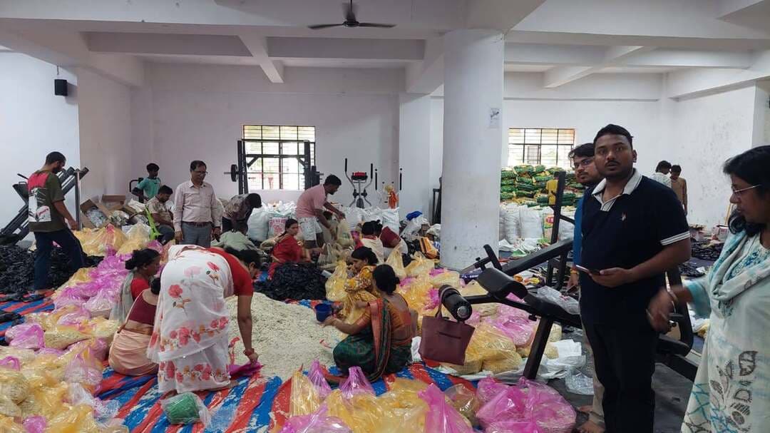 🌊 बाढ़ प्रभावित परिवारों तक राहत सामग्री पहुँचाने का कार्य जारी
सारण जिले में बाढ़ प्रभावित क्षेत्रों में जिला प्रशासन द्वारा राहत एवं सहायता कार्य लगातार जारी है।
जिला प्रशासन द्वारा बाढ़ प्रभावित परिवारों के बीच सूखा राशन (ड्राई राशन) का वितरण किया जा रहा है, ताकि प्रभावित लोगों को आवश्यक खाद्य सामग्री उपलब्ध हो सके।
📦 जरूरतमंद परिवारों तक राहत सामग्री पहुँचाने के लिए प्रशासन की टीमें लगातार कार्यरत हैं।
🤝 जिला प्रशासन की प्राथमिकता—बाढ़ प्रभावित लोगों तक समय पर राहत, सहायता और आवश्यक सुविधाएँ पहुँचाना।
