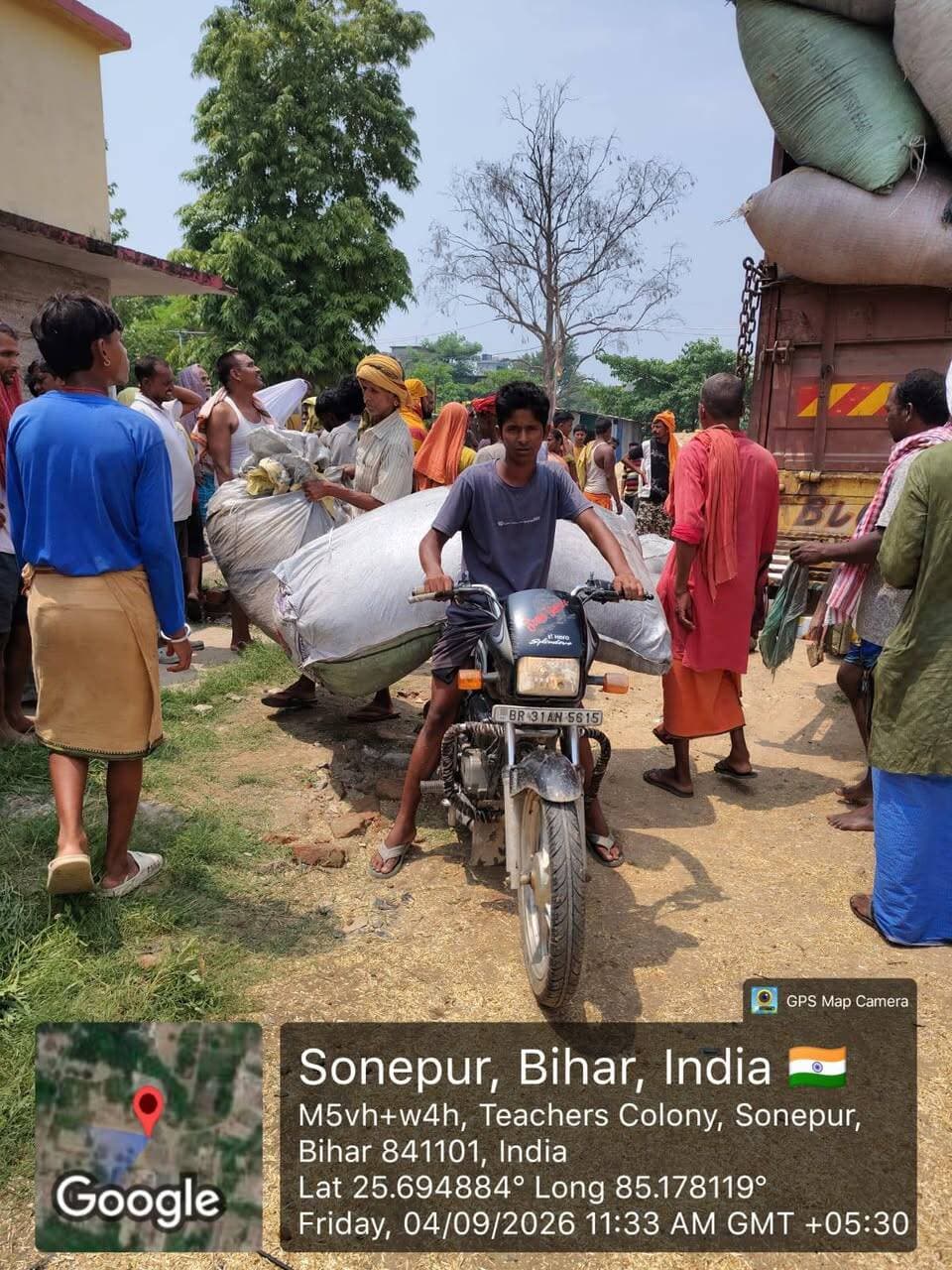 🌊 जिला प्रशासन सारण द्वारा बाढ़ प्रभावितों के साथ पशुओं की सुरक्षा का भी पूरा ध्यान
आश्रय स्थलों में शरण लेने वाले बाढ़ प्रभावित लोगों के साथ उनके पशुओं की सुरक्षा एवं देखभाल की भी समुचित व्यवस्था की गई है। 🐄🐃
🌾 पशुओं के लिए सूखा चारा एवं अन्य आवश्यक पशु आहार ट्रकों के माध्यम से आश्रय स्थलों तक पहुँचाया जा रहा है।
🚚 प्रशासन द्वारा नियमित रूप से पशु चारा उपलब्ध कराया जा रहा है, ताकि बाढ़ की स्थिति में पशुओं को किसी प्रकार की परेशानी न हो।