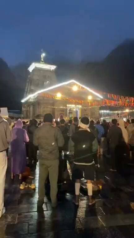 रिमझिम बरसात के बीच श्री केदारनाथ धाम से आज शुक्रवार के संध्याकालीन आरती दर्शन हर हर महादेव जय श्री केदार 🌹👏♥️