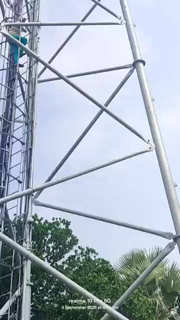 प्रेमी के चक्कर में शादीशुदा महिला टावर पर चढ़ी घंटों चली ड्रामा पुलिस ने काफी मशक्कत से नीचे उतारा