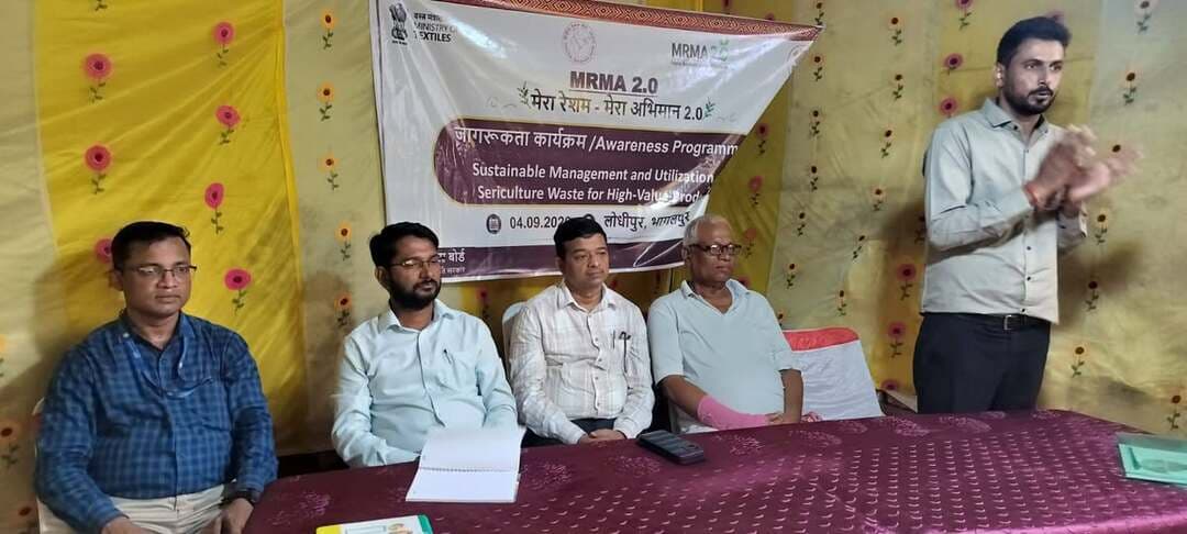 भागलपुर, 04 सितंबर 2026. लोधीपुर, भागलपुर में रेशम उत्पादन से उत्पन्न अपशिष्ट के सतत प्रबंधन एवं उच्च मूल्य संवर्धन विषय पर जागरूकता कार्यक्रम का आयोजन किया गया। कार्यक्रम में बड़ी संख्या में महिला प्रतिभागियों ने उत्साहपूर्वक भाग लिया।
कार्यक्रम में श्री राकेश कुमार, महाप्रबंधक, भागलपुर, डॉ. कर्मवीर जेना, वैज्ञानिक-डी, सीएसबी-सीटीआरटीआई, रांची, श्री आकाश शर्मा, वैज्ञानिक-बी, भागलपुर, श्री शशि श्रीवास्तव, डीओएस प्रतिनिधि, तथा राज्य पुरस्कार प्राप्त रेशम कृषक श्री नरेश तांती एवं श्री विक्रम तांती उपस्थित रहे।
इस अवसर पर डॉ. कर्मवीर जेना ने रेशम अपशिष्ट के वैज्ञानिक प्रबंधन, पुनः उपयोग तथा उससे उच्च मूल्य वाले उत्पादों के निर्माण की संभावनाओं के बारे में जानकारी दी। उन्होंने बताया कि रेशम अपशिष्ट को बेकार सामग्री के रूप में न देखकर आय एवं रोजगार सृजन के अतिरिक्त स्रोत के रूप में उपयोग किया जा सकता है।
श्री राकेश कुमार ने रेशम क्षेत्र में महिलाओं की भागीदारी को बढ़ावा देने तथा अपशिष्ट आधारित मूल्य संवर्धन गतिविधियों को अपनाने पर जोर दिया। कार्यक्रम के दौरान प्रतिभागियों के साथ संवाद कर उनकी समस्याओं एवं संभावनाओं पर भी चर्चा की गई। कार्यक्रम का उद्देश्य रेशम उत्पादकों में अपशिष्ट के सतत उपयोग, स्वच्छ पर्यावरण और अतिरिक्त आय के प्रति जागरूकता पैदा करना रहा।