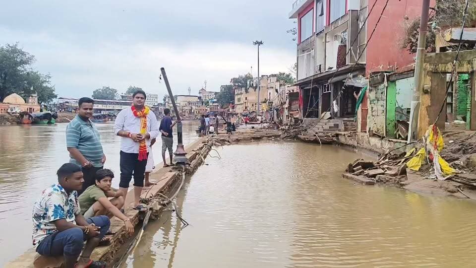चित्रकूट में मंदाकिनी नदी के रौद्र रूप ने कुछ गम्भीर सवाल खड़े किये हैं जिनके जवाब सबको देने होंगे !
घाट किनारे के होटल और दुकानें बह गईं #flood #chitrakoot