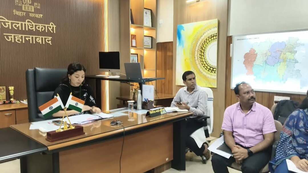 🌊 बाढ़ एवं आपदा प्रबंधन की तैयारियों को लेकर माननीय मुख्यमंत्री की अध्यक्षता में उच्चस्तरीय समीक्षा बैठक
📌 माननीय मुख्यमंत्री, बिहार श्री सम्राट चौधरी की अध्यक्षता में संभावित बाढ़ एवं अन्य आपदाओं से निपटने की तैयारियों की समीक्षा की गई। जिला पदाधिकारी, जहानाबाद श्रीमती छिरिङ वाई भूटिया ने वीसी के माध्यम से बैठक में सहभागिता की।
🔹 माननीय मुख्यमंत्री के निर्देश
माननीय मुख्यमंत्री द्वारा सभी संबंधित जिलों एवं विभागों को नदियों के जलस्तर पर 24×7 सतत निगरानी, संवेदनशील क्षेत्रों की Vulnerability Mapping अद्यतन रखने, आपातकालीन नियंत्रण कक्ष सक्रिय रखने तथा संभावित खतरे की पूर्व पहचान कर समय रहते आवश्यक निरोधात्मक कार्रवाई सुनिश्चित करने का निर्देश दिया गया।
📌 बैठक के उपरांत जिला पदाधिकारी द्वारा सभी संबंधित पदाधिकारियों को प्राप्त निर्देशों का अनुपालन सुनिश्चित करने हेतु आवश्यक दिशा-निर्देश दिए गए।
✅ बाढ़ नियंत्रण प्रमंडल को नदियों, बैराज एवं जल संरचनाओं के जलस्तर एवं जलप्रवाह पर सतत निगरानी रखने का निर्देश।
✅ सभी अंचल अधिकारियों को संवेदनशील एवं निचले क्षेत्रों सहित पूरे अंचल में लगातार भ्रमणशील रहने का निर्देश।
✅ नदी-नालों, पुल-पुलियों, संपर्क मार्गों एवं संभावित जलजमाव वाले स्थलों का नियमित निरीक्षण।
✅ सभी अंचलों एवं नगर क्षेत्रों में व्यापक माइकिंग एवं जन-जागरूकता अभियान चलाने का निर्देश।
✅ जलमग्न एवं संवेदनशील पुल-पुलियों पर आवश्यकतानुसार बैरिकेडिंग, आवागमन नियंत्रण एवं बल/कर्मियों की प्रतिनियुक्ति सुनिश्चित करने का निर्देश।
✅ नाव, लाइफ जैकेट, राहत सामग्री, पॉलीथिन शीट, खाद्य सामग्री, पेयजल, आवश्यक दवाएं एवं प्रकाश व्यवस्था सहित जरूरी संसाधनों की पर्याप्त उपलब्धता सुनिश्चित करने का निर्देश।
✅ जिला आपातकालीन संचालन केंद्र एवं संबंधित नियंत्रण कक्षों को 24×7 सक्रिय मोड में रखने का निर्देश।
⚠️ आमजन से अपील
नदियों, तेज जलप्रवाह वाले क्षेत्रों एवं जलमग्न पुल-पुलियों के समीप अनावश्यक रूप से न जाएं। बच्चों एवं किशोरों को ऐसे स्थानों से दूर रखें तथा प्रशासन द्वारा जारी माइकिंग, चेतावनी एवं दिशा-निर्देशों का पालन करें।
जिला प्रशासन, जहानाबाद पूर्णतः अलर्ट मोड में है एवं स्थिति पर सतत निगरानी रखी जा रही है।
#आपदा_प्रबंधन #सतर्क_रहें_सुरक्षित_रहें #त्वरितकार्रवाई
#जिलाप्रशासन_जहानाबाद
#विकसितभारत_समृद्धबिहार_आदर्शजहानाबाद
Soochna Jansampark
