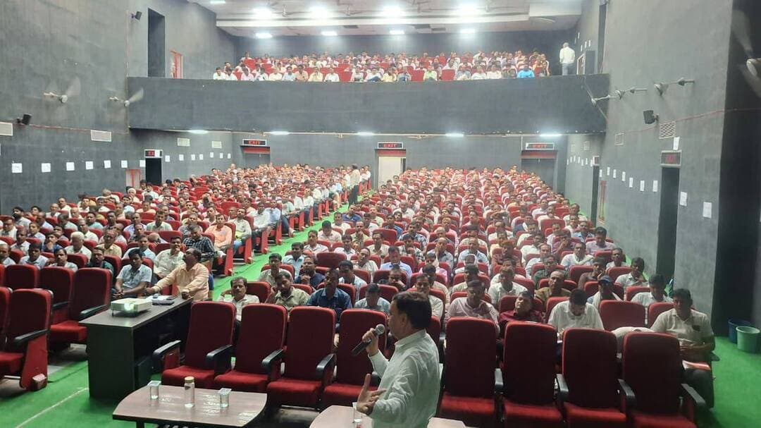 पीठासीन एवं प्रथम मतदान अधिकारियों का प्रशिक्षण*
*मतदान प्रक्रिया, मॉक पोल एवं ईवीएम संचालन का दिया जा रहा व्यावहारिक प्रशिक्षण*
भीलवाड़ा :राजकुमार गोयल, 04 सितम्बर नगर निकाय चुनाव-2026 के सफल एवं निष्पक्ष संपादन के लिए जिला निर्वाचन अधिकारी श्री जसमीत सिंह संधू के निर्देशानुसार पीठासीन अधिकारियों एवं प्रथम मतदान अधिकारियों का जिला स्तरीय प्रशिक्षण महाराणा प्रताप सभागार, भीलवाड़ा में आयोजित किया जा रहा है। प्रशिक्षण का आयोजन 3 से 5 सितम्बर तक किया जा रहा है।
प्रशिक्षण के दौरान पीठासीन अधिकारियों, प्रथम मतदान अधिकारियों एवं सेक्टर अधिकारियों को मतदान प्रक्रिया के विभिन्न चरणों की विस्तार से जानकारी दी जा रही है। जिला निर्वाचन अधिकारी श्री जसमीत सिंह संधू ने भी प्रशिक्षण सत्र का निरीक्षण किया और ट्रेनिंग ले रहे चुनाव कार्मिकों को आवश्यक दिशा निर्देश दिए। प्रशिक्षण में मतदान प्रक्रिया, मॉक पोल, ईवीएम की कार्यप्रणाली एवं संचालन तथा मतदान अधिकारियों के कर्तव्यों एवं दायित्वों के संबंध में प्रशिक्षण दिया जा रहा है।
प्रशिक्षण में मतदान के दौरान उत्पन्न होने वाली विभिन्न विशेष परिस्थितियों से निपटने की प्रक्रिया के साथ ही चैलेंज वोट एवं टेंडर वोट की प्रक्रिया, दृष्टिबाधित एवं शिथिलांग मतदाताओं के लिए निर्धारित प्रावधानों तथा मतदान के दौरान बरती जाने वाली आवश्यक सावधानियों की जानकारी भी दी जा रही है।
प्रशिक्षण को अधिक प्रभावी एवं व्यावहारिक बनाने के लिए पावरपॉइंट प्रेजेंटेशन के माध्यम से सैद्धांतिक प्रशिक्षण के साथ-साथ ईवीएम का हैंड्स-ऑन प्रशिक्षण भी दिया जा रहा है। प्रशिक्षण के दौरान करवाई गई विभिन्न गतिविधियों के उपरांत प्रतिभागियों की समझ एवं दक्षता का आकलन करने के लिए टेस्ट भी लिया जा रहा है।
प्रशिक्षण के दो दिनों में अब तक 924 पीठासीन अधिकारियों एवं 924 प्रथम मतदान अधिकारियों सहित कुल 1848 कार्मिकों का प्रशिक्षण संपन्न हो चुका है। शेष कार्मिकों के लिए अंतिम प्रशिक्षण 5 सितम्बर को आयोजित किया जाएगा।
प्रशिक्षण प्रकोष्ठ के प्रभारी अधिकारी मोहम्मद ताहिर खान (डीआईजी स्टैम्प), नारायण लाल जागेटिया (सीबीईओ आसींद), बसंत बोरदिया (प्रधानाचार्य लादुवास) एवं प्रशिक्षण देने में मास्टर ट्रेनर के रूप में गोपाल कृष्ण बिड़ला, सुरेन्द्र त्रिपाठी, भेरू लाल जाट, सुबोध कुमार शर्मा एवं अटल बिहारी वैष्णव ने प्रशिक्षण दिया। ईवीएम का प्रशिक्षण अनुराग जागेटिया एवं रविकांत व्यास व उनके साथ लगे मास्टर ट्रेनर्स द्वारा दिया गया।"
---000---