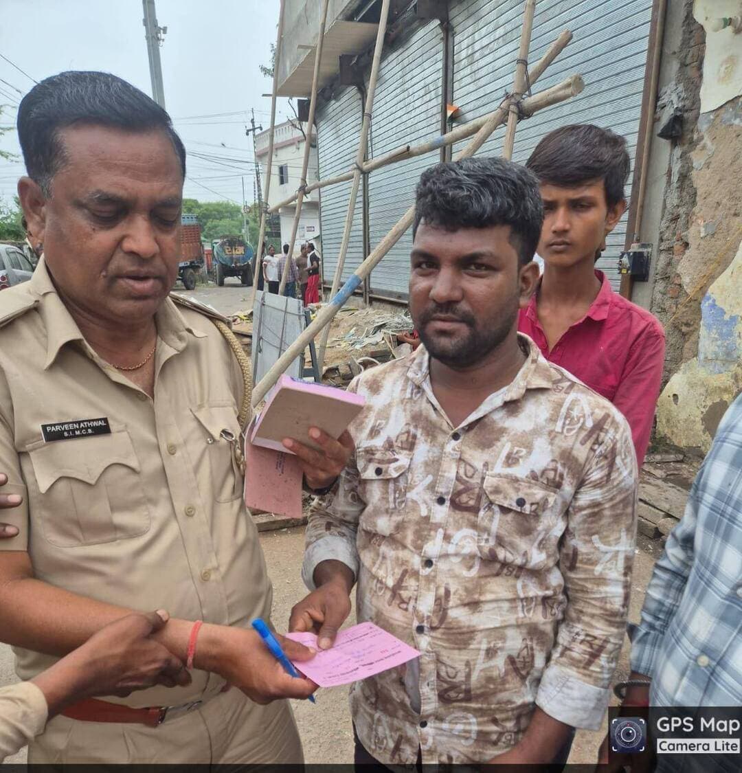 ’जिला कलेक्टर के निर्देशानुसार नगर निगम आयुक्त ने किया शहर का औचक निरीक्षण’
’सफाई एवं व्यवस्थाओं में लापरवाही पर चालान की सख्त कार्रवाई’
भीलवाड़ा :राजकुमार गोयल,4 सितंबर। जिला कलेक्टर जसमीत सिंह संधू के निर्देशानुसार नगर निगम आयुक्त कमल सिंह यादव ने शुक्रवार को शहर के विभिन्न क्षेत्रों का औचक निरीक्षण कर साफ-सफाई, सड़क, सीवरेज, पार्कों एवं स्ट्रीट लाइट सहित विभिन्न नागरिक सुविधाओं की व्यवस्थाओं का जायजा लिया। निरीक्षण के दौरान व्यवस्थाओं में कमियां पाए जाने पर संबंधित अधिकारियों एवं ठेकेदारों को आवश्यक सुधार के निर्देश दिए गए। वहीं स्वच्छता नियमों का उल्लंघन कर कचरा फैलाने एवं जलाने वालों के विरुद्ध मौके पर ही चालान की कार्रवाई की गई।
’कावाखेड़ा बड़े पार्क में व्यवस्थाओं में सुधार के निर्देश’
निरीक्षण की शुरुआत कावाखेड़ा स्थित बड़े पार्क से की गई। यहां पार्क में तीन बेंच टूटी हुई पाए जाने पर उन्हें तत्काल हटवाने के निर्देश दिए गए। स्थानीय नागरिकों द्वारा पार्क में नियमित सफाई नहीं होने तथा चैकीदार के नियमित नहीं आने की शिकायत पर आयुक्त ने संबंधित ठेकेदार को व्यवस्थाएं तत्काल दुरुस्त करने के लिए पाबंद किया।
पार्क में जगह-जगह गंदगी, क्षतिग्रस्त फुटपाथ टाइल्स, खराब स्ट्रीट लाइट तथा जर्जर गार्ड रूम की स्थिति पर आयुक्त ने नाराजगी जताई। गार्ड रूम में सामान खुले में रखे होने एवं सुरक्षा की दृष्टि से आवश्यक इंतजाम नहीं होने पर सुरक्षा व्यवस्था मजबूत करने के निर्देश दिए गए।
’सड़क, सीवरेज एवं सफाई व्यवस्था को लेकर दिए निर्देश’
पुलिस लाइन ग्राउंड के दोनों गेटों के आसपास विशेष साफ-सफाई करवाने के निर्देश दिए गए। छोटे गेट के बाहर मुख्य सड़क पर ट्रेंच में डब्ल्यूएमएम कार्य तथा दो सीवरेज मैनहोल के कवर बदलने के निर्देश दिए गए। रोडवेज बस स्टैंड क्षेत्र में डिवाइडर एवं चैराहे पर जेबरा क्रॉसिंग के आसपास विशेष सफाई करवाने को कहा गया। राजीव गांधी मार्केट चैराहे के सर्कल में फैली घास की कटिंग एवं साफ-सफाई तत्काल करवाने के निर्देश दिए गए।
दूधाधारी मंदिर के बाहर तथा सांगानेरी गेट के पास सड़क पर मौजूद गड्ढों को डब्ल्यूएमएम डालकर दुरुस्त करवाने के निर्देश दिए गए। वहीं चंद्रशेखर आजाद नगर मुख्य प्रवेश द्वार के पास पैच रिपेयर का कार्य करवाने को कहा गया।
’स्ट्रीट लाइट व्यवस्था का भी लिया जायजा’
आयुक्त ने शास्त्री नगर, काशीपुरी, नेहरू रोड एवं सिद्धि विनायक रोड पर स्ट्रीट लाइट व्यवस्था का निरीक्षण किया। इस दौरान बंद पड़ी स्ट्रीट लाइटों को तत्काल चालू करवाने के निर्देश संबंधित अधिकारियों को दिए गए।
कचरा जलाने एवं सड़क पर कचरा डालने वालों पर कार्रवाई
निरीक्षण के दौरान स्वच्छता नियमों का उल्लंघन करने वालों के विरुद्ध नगर निगम की टीम द्वारा मौके पर ही कार्रवाई की गई। वार्ड नंबर 38 स्थित सेवा सदन रोड पर श्रीराम मेडिकल स्टोर संचालक द्वारा दुकान का कचरा बाहर निकालकर जलाए जाने पर चालान किया गया। पांसल चैराहा स्थित पत्रिका कार्यालय के पास एक दुकान पर नियमों का उल्लंघन पाए जाने पर ₹1,100 का जुर्माना वसूला गया। इसी प्रकार वार्ड नंबर 38 में फ्रेंड कम्युनिकेशन मोबाइल दुकान द्वारा सड़क पर कचरा डाले जाने पर भी चालान की कार्रवाई की गई।
आयुक्त ने बताया कि जिला कलेक्टर के निर्देशानुसार अधिकारियों एवं संबंधित ठेकेदारों को शहर में स्वच्छता, सड़क, प्रकाश एवं नागरिक सुविधाओं की व्यवस्थाओं की नियमित मॉनिटरिंग करने के निर्देश दिए हैं।