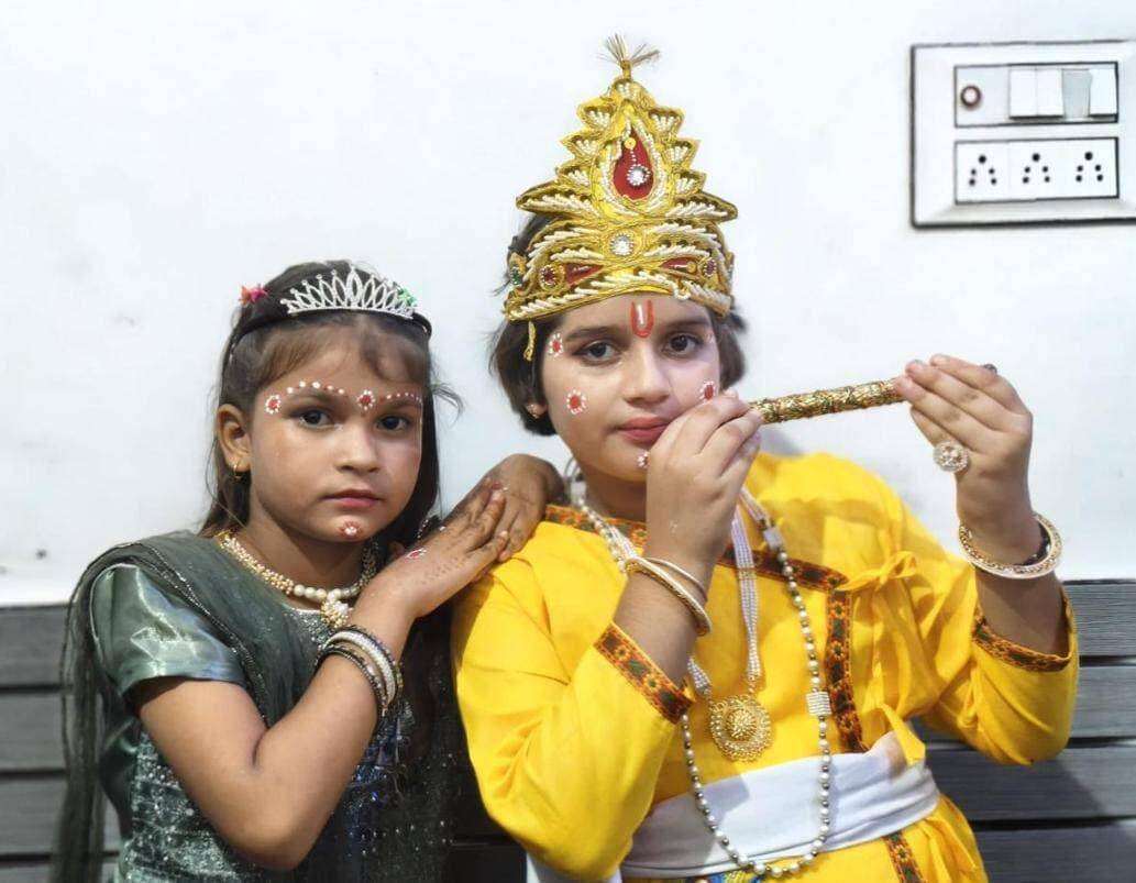काछोला में जन्माष्टमी पर राधा-कृष्ण की मनमोहक झांकी ने मोहा मन
काछोला :असलम रंगरेज
काछोला क्षेत्र के नाहरगढ़ में श्रीकृष्ण जन्माष्टमी के पावन अवसर पर श्रद्धा और उत्साह का माहौल देखने को मिला। इस अवसर पर नन्हे बच्चों ने राधा-कृष्ण का मनमोहक रूप धारण कर सभी का मन मोह लिया।
राधा और कृष्ण के रूप में सजे बच्चों की सुंदर वेशभूषा, मुकुट और पारंपरिक श्रृंगार आकर्षण का केंद्र रहे। उनकी मनमोहक तस्वीरें जन्माष्टमी की भक्ति और भारतीय संस्कृति की सुंदर झलक प्रस्तुत कर रही हैं।
परिजनों एवं ग्रामीणों ने बच्चों की इस सुंदर प्रस्तुति की सराहना की और भगवान श्रीकृष्ण से सुख, शांति एवं समृद्धि की कामना की।