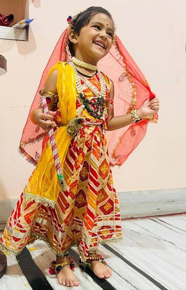 🌸 जन्माष्टमी पर राधा रानी के मनमोहक स्वरूप में सजी नन्हीं शुभि बिरला ने मोहा मन
महेश कुमार बिडला, मीडिया प्रभारी, मांडल-भीलवाड़ा
भीलवाड़ा। श्रीकृष्ण जन्माष्टमी के पावन पर्व पर नन्हीं शुभि बिरला ने राधा रानी का मनमोहक स्वरूप धारण कर सभी का मन मोह लिया। पारंपरिक परिधान, आकर्षक श्रृंगार और राधा रानी के रूप में सजी शुभि की मासूम मुस्कान ने जन्माष्टमी के उल्लास को और भी खास बना दिया।
राधा रानी के रूप में नन्हीं शुभि की सुंदर वेशभूषा और मनमोहक अंदाज देखते ही बन रहा था। उनके आकर्षक स्वरूप ने उपस्थित लोगों का ध्यान अपनी ओर खींचा और सभी ने शुभि की सुंदर प्रस्तुति की सराहना की।
नन्हीं शुभि बिरला, शुभांशु एवं साक्षी बिरला की सुपुत्री तथा सुभाष एवं राजश्री बिरला की सुपौत्री हैं। शुभि का यह मनमोहक राधा स्वरूप भीलवाड़ा स्थित रामधाम के पास जन्माष्टमी पर्व की खुशियों का आकर्षण बना रहा।
इस अवसर पर महेश कुमार बिडला, मीडिया प्रभारी, मांडल-भीलवाड़ा ने शुभि के राधा स्वरूप की सराहना करते हुए जन्माष्टमी की हार्दिक शुभकामनाएं प्रेषित कीं।
