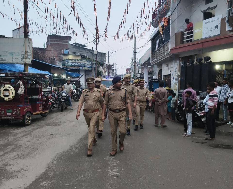 *क्षेत्राधिकारी नगर द्वारा थाना सदर बाजार क्षेत्र में पैदल गश्त कर सुरक्षा एवं कानून-व्यवस्था का जायजा लिया गया
शाहजहांपुर -पुलिस अधीक्षक के निर्देशन में क्षेत्राधिकारी नगर द्वारा थाना सदर बाजार पुलिस बल के साथ थाना सदर बाजार क्षेत्रान्तर्गत श्रीकृष्ण जन्माष्टमी पर्व के दृष्टिगत भ्रमण कर सुरक्षा व्यवस्था एवं कानून एवं शान्ति व्यवस्था का जायजा लिया गया। इस दौरान प्रमुख धार्मिक स्थलों, कार्यक्रम स्थलों एवं संवेदनशील स्थानों का निरीक्षण कर सुरक्षा व्यवस्था को परखा गया तथा ड्यूटी पर तैनात पुलिस बल को सतर्कता एवं मुस्तैदी के साथ ड्यूटी करने हेतु निर्देशित किया गया। साथ ही सम्बन्धित पुलिस अधिकारियों/कर्मचारियों को भीड़ प्रबंधन, यातायात व्यवस्था, संदिग्ध व्यक्तियों एवं वाहनों की निगरानी तथा किसी भी आकस्मिक स्थिति से निपटने हेतु आवश्यक दिशा-निर्देश दिए गए।
