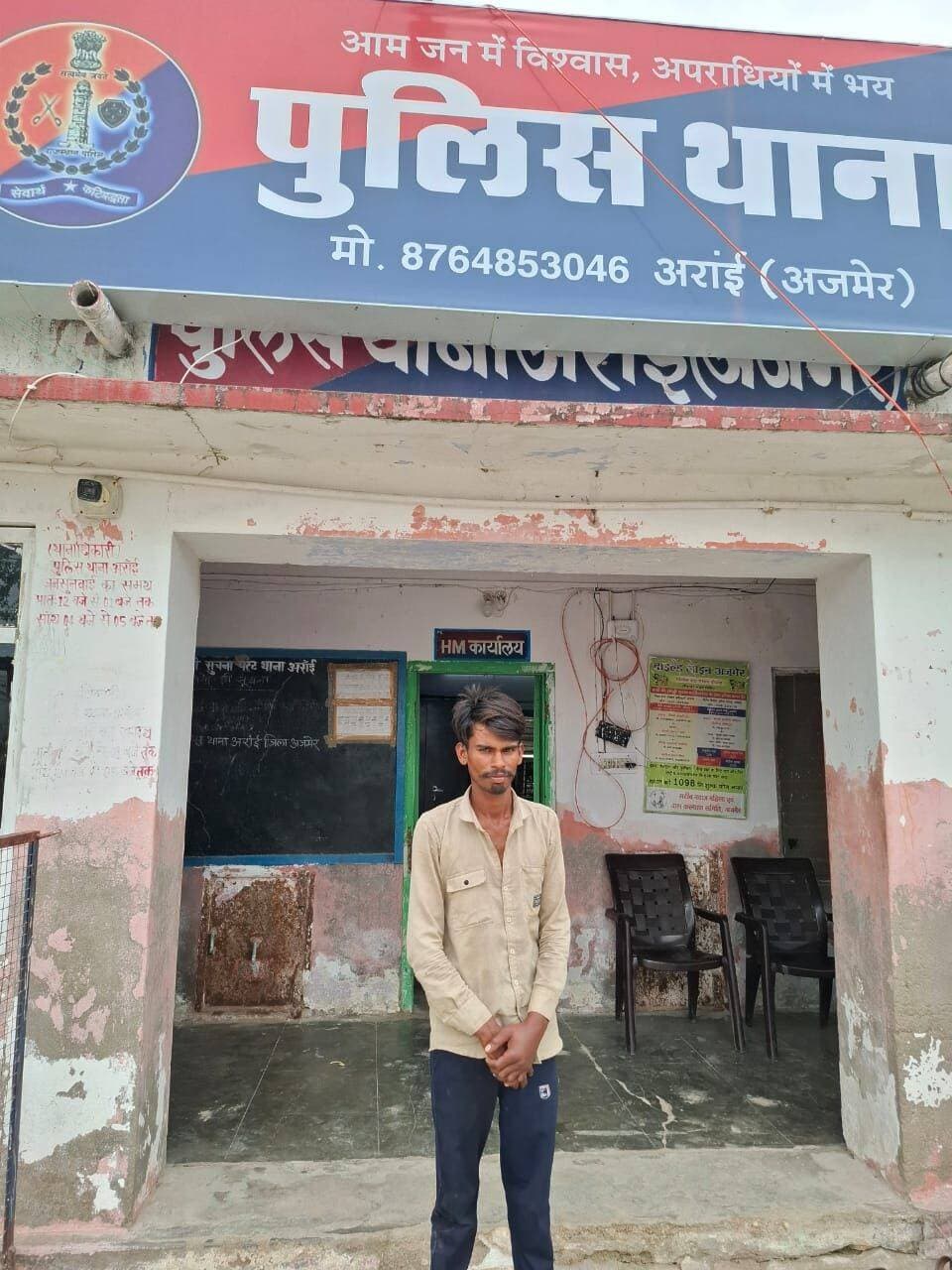 अरांई में हत्या का 6 घंटे में खुलासा, आरोपी गिरफ्तार
मृतका के परिजनों को गुमराह कर शव की तलाश का करता रहा नाटक, नाबालिग बालिका भी निरुद्ध
अजमेर। जिले के अरांई थाना क्षेत्र में महिला की हत्या के मामले का पुलिस ने महज छह घंटे में खुलासा करते हुए आरोपी को गिरफ्तार किया है। पुलिस ने मामले में एक नाबालिग बालिका को भी निरुद्ध किया है।
पुलिस के अनुसार, 3 सितंबर 2026 को छोटालाम्बा गांव में वारदात की सूचना मिली थी। वारदात अरांई क्षेत्र में बांदरा रोड के पास हुई, जहां एक महिला का शव मिला। सूचना पर पुलिस मौके पर पहुंची और जांच शुरू की। मृतका की पहचान सोनू देवी बैरवा के रूप में हुई। शव के गले पर ओढ़नी से गला घोंटने के निशान मिले। मेडिकल बोर्ड से पोस्टमार्टम करवाने के बाद हत्या का मामला दर्ज कर जांच शुरू की गई।
जांच के दौरान पुलिस टीम ने घटनास्थल के आसपास मौजूद लोगों से पूछताछ की। पूछताछ में शंकरलाल बैरवा, निवासी छोटालाम्बा, पर संदेह गहराया। पुलिस के मुताबिक आरोपी बार-बार अपने बयान बदल रहा था और पुलिस को गुमराह करने का प्रयास कर रहा था।
कड़ाई से पूछताछ और तकनीकी साक्ष्यों के आधार पर आरोपी ने हत्या करना स्वीकार किया। पुलिस के अनुसार आरोपी ने नाबालिग बालिका के साथ मिलकर सोनू देवी बैरवा की हत्या की और शव को घटनास्थल के पास खेत में डाल दिया। इसके बाद मृतका के परिजनों को गुमराह करने के लिए उसके लापता होने का नाटक करता रहा।
पुलिस ने शंकरलाल बैरवा (25) को गिरफ्तार कर लिया, जबकि नाबालिग बालिका को निरुद्ध किया गया है। पुलिस हत्या के पीछे के कारणों और दोनों की भूमिका को लेकर आगे जांच कर रही है। मामले में पुलिस की विशेष टीम ने तकनीकी साक्ष्यों और पूछताछ के आधार पर त्वरित कार्रवाई की।
Ajmer Police Rajasthan