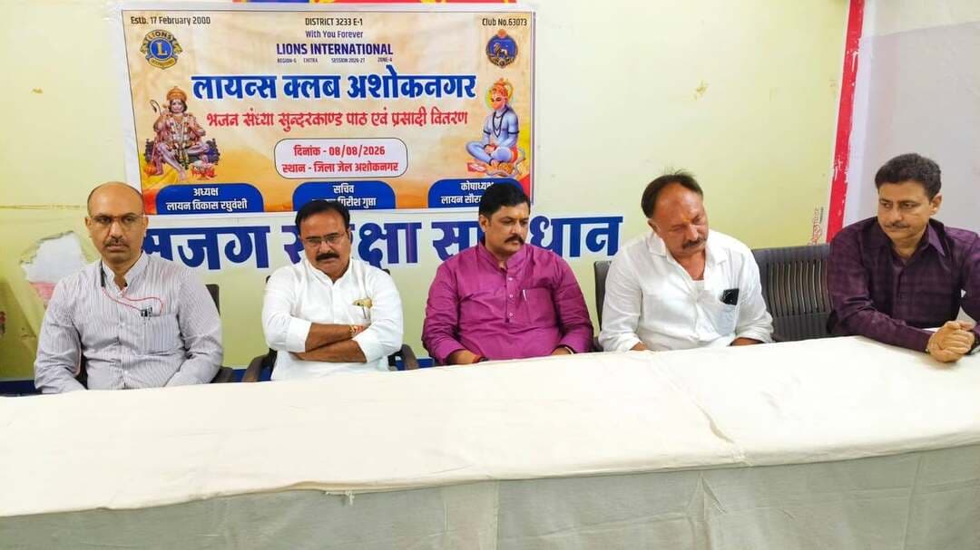 जिला जेल अशोकनगर में हुआ श्रीकृष्ण जन्माष्टमी का आयोजन
अशोकनगर 04 सितंबर 2026
--
भगवान श्रीकृष्ण के जन्मोत्सव श्रीकृष्ण जन्माष्टमी पर जिला जेल अशोकनगर में कार्यक्रम का आयोजन शुक्रवार को किया गया। कार्यक्रम का शुभारंभ भगवान श्रीकृष्ण के चित्र पर दीप प्रज्जलित एवं माल्यार्पण कर किया गया। इस अवसर पर मुंगावली विधायक श्री विधायक श्री बृजेन्द्र सिंह यादव,खाद्य आपूर्ति निगम के अध्यक्ष डॉ केपी यादव,कलेक्टर श्री साकेत मालवीय,एसडीएम अशोकनगर श्री इसरार खान,जेल अधीक्षक श्री ललित दीक्षित,यादव समाज के नागरिकगण उपस्थित रहे। कार्यक्रम में कैदियों के लिए फलों का वितरण किया गया।
इस अवसर पर मुंगावली विधायक श्री यादव ने कहा कि श्रीकृष्ण जन्माष्टमी का उत्सव देशभर में बडे ही धूमधाम से मनाया जाता है। उन्होंने कैदियों से कहा कि भगवान श्री कृष्ण का जन्म भी जेल में ही हुआ था। हमें यह मायने नहीं रखता कि हमने क्या किया है, लेकिन यहां पर रहने वाले बंदी क्या सीखकर जाते हैं, यह मायने रखता है। जिस तरह माता देवकी ने भगवान श्री कृष्ण को जेल में ही जन्म दिया था, तो यह स्थान मायने नहीं रखता, बल्कि मायने यह रखता है कि हमारे विचार कैसे हैं और हम कैसे अपने जीवन को सकारात्मक रूप से जी रहे हैं। उन्होंने कहा कि मानव जीवन बहुत महत्वपूर्ण होता है,इस जीवन को अच्छे कार्य करें। उन्होंने कहा कि मानव जीवन के लिए संयम बतरना बहुत आवश्यक है।
कलेक्टर श्री साकेत मालवीय ने श्रीकृष्ण जन्माष्टमी की शुभकामनाएं देते हुए कहा कि समय अच्छा या बुरा सभी का आता है। हम सभी बदलाव की भावना लेकर यहां से जाएं तथा बेहतर जीवन की ओर आगे बढ़ें।
#janmashtami
#ashoknagar