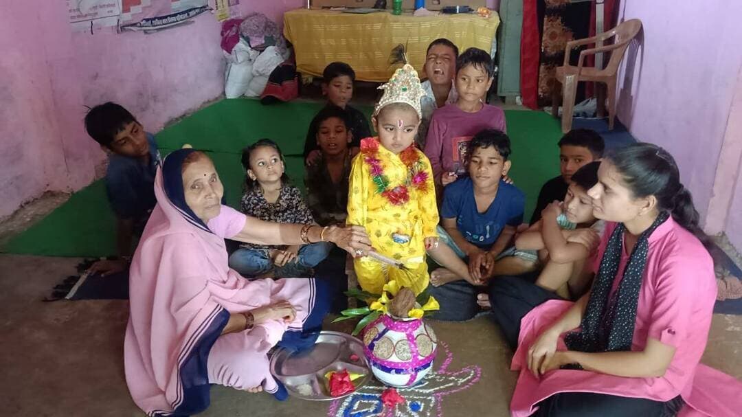 आंगनबाड़ी केंद्रों में मनाई गई श्री कृष्ण जन्माष्टमी, नौनिहालों ने कान्हा बनकर बांधा समां
--
श्री कृष्ण जन्माष्टमी के पावन अवसर पर महिला एवं बाल विकास विभाग, जिला अशोकनगर द्वारा जिले के समस्त आंगनबाड़ी केन्द्रों में भगवान श्री कृष्ण का जन्मोत्सव हर्षोल्लास के साथ मनाया गया।
इस अवसर पर आंगनबाड़ी केन्द्रों में उपस्थित नौनिहालों को भगवान श्री कृष्ण के रूप में सुंदर वेशभूषा एवं आभूषणों से सजाया गया। बाल गोपाल के रूप में सजे बच्चों की मनमोहक झांकियों ने सभी का मन मोह लिया। आंगनबाड़ी कार्यकर्ताओं एवं सहायिकाओं ने केन्द्रों को फूल-मालाओं तथा झूलों से सजाकर उत्सव का माहौल तैयार किया।
कार्यक्रम के दौरान बच्चों को भगवान श्री कृष्ण के जीवन एवं शिक्षाओं से रोचक ढंग से अवगत कराया गया तथा उपस्थित अभिभावकों एवं ग्रामीणजनों में प्रसाद वितरण किया गया। आंगनबाड़ी कार्यकर्ताओं ने बच्चों के साथ भजन-कीर्तन एवं झांकी प्रस्तुत कर उत्सव को यादगार बनाया।
जिला कार्यक्रम अधिकारी, महिला एवं बाल विकास विभाग चंद्रसेना भिड़े ने बताया कि इस प्रकार के आयोजनों से बच्चों में सांस्कृतिक एवं नैतिक मूल्यों का विकास होता है तथा आंगनबाड़ी केन्द्रों के प्रति समुदाय की सहभागिता एवं जुड़ाव भी बढ़ता है।
जिले के सभी आंगनबाड़ी केन्द्रों पर इस उत्सव को लेकर बच्चों एवं अभिभावकों में विशेष उत्साह देखा गया।
#janmashtami
#ashoknagar