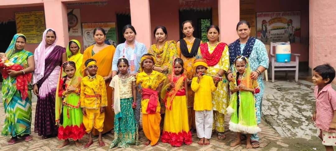 जन्माष्टमी पर्व पर कृष्णमय हुआ विद्यालय,जन्माष्टमी की पूर्व विद्यालय में दिखी भक्ति..
#दलसिंहसराय अनुमंडल मुख्यालय अंतर्गत बालकृष्णपुर मड़वा पंचायत के वार्ड एक स्थित प्राथमिक विद्यालय मलकल्लीपुर में श्रीकृष्ण जन्माष्टमी के पूर्व विशेष कार्यक्रम का आयोजन किया।नन्हे मुन्हें विद्यार्थियों ने राधा कृष्ण की मनमोहक वेशभूषा में विद्यालय पहुंचे।राधा कृष्ण के रूप में सजे बच्चों को देखने के लिए विद्यालय के शिक्षक-शिक्षिकाओं सहित अन्य लोगों में उत्साह देखा गया।
विद्यालय परिसर में राधा कृष्ण के रूप में सजे बच्चों ने अपनी सुंदर प्रस्तुतियों से सभी का मन मोह लिया।बच्चों के द्वारा श्रीकृष्ण लीला पर आधारित कला प्रतियोगिता एवं रंगारंग चित्रों ने सभी का मनमोह लिया।जन्माष्टमी पर्व पर विद्यालय कृष्णमय भक्ति से ओतप्रोत हो गया।वंही प्रधानाध्यापक मोoनिजामुद्दीन अंसारी ने विद्यार्थियों को जन्माष्टमी की शुभकामनाएं देते हुए कहा कि बच्चों को भारतीय संस्कृति एवं धार्मिक पर्वों की जानकारी देने और उनमें अपनी संस्कृति के प्रति रुचि उत्पन्न करने के उद्देश्य से जन्माष्टमी पूर्व यह कार्यक्रम आयोजित किया गया।शिक्षिका नेहा कुमारी ने कहा कि ऐसे आयोजनों से बच्चों में सांस्कृतिक एवं सामाजिक मूल्यों की समझ विकसित होती है।साथ ही बच्चों को मंच पर अपनी प्रतिभा दिखाने का अवसर मिलता है, जिससे उनके आत्मविश्वास में बृद्धि होती है।उक्त कार्यक्रम को सफल बनाने के लिए विद्यालय की शिक्षिकाओं पल्लवी कुमारी, नेहा कुमारी, स्तुति कुमारी, पूजा कुमारी एवं ममता कुमारी ने महत्वपूर्ण भूमिका निभाई।कार्यक्रम के दौरान बच्चों में खुशी और उत्साह देखने को मिला।जन्माष्टमी के पूर्व आयोजित इस कार्यक्रम ने विद्यालय परिसर में उत्सव जैसा माहौल बना दिया।
