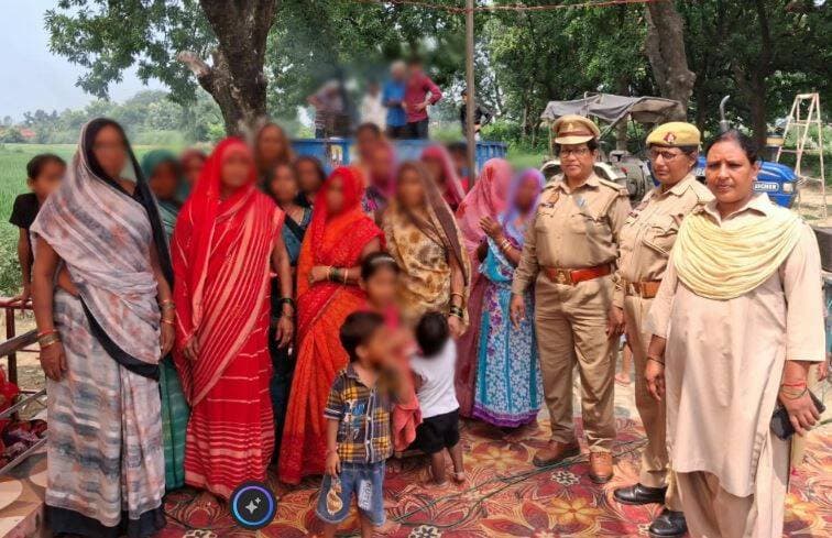 मिशन शक्ति 5.0 के तहत संतकबीरनगर पुलिस का व्यापक जागरूकता अभियान, महिलाओं व छात्राओं को सुरक्षा के प्रति किया जागरूक
संतकबीरनगर, 04 सितंबर 2026। उत्तर प्रदेश शासन द्वारा संचालित मिशन शक्ति 5.0 अभियान के तहत संतकबीरनगर पुलिस ने महिला सुरक्षा, सम्मान एवं स्वावलंबन को लेकर जनपदभर में व्यापक जागरूकता अभियान चलाया। पुलिस टीमों ने सार्वजनिक स्थलों और ग्रामीण क्षेत्रों में पहुंचकर महिलाओं, बालिकाओं एवं छात्राओं को उनके अधिकारों, आत्मरक्षा और विभिन्न आपातकालीन सेवाओं की जानकारी दी।पुलिस अधीक्षक संतकबीरनगर श्री संदीप कुमार मीना के निर्देशन में जनपद के सभी थानों द्वारा जागरूकता कार्यक्रम आयोजित किए गए। अभियान के दौरान ग्राम चौपाल लगाकर ग्रामीणों से संवाद स्थापित किया गया और उनकी समस्याओं के त्वरित एवं विधिसम्मत निस्तारण के प्रति जागरूक किया गया।अभियान के तहत सभी थाना क्षेत्रों की एंटी रोमियो टीमों ने बाजारों एवं अन्य सार्वजनिक स्थलों पर पहुंचकर महिलाओं और बालिकाओं को मिशन शक्ति 5.0 के उद्देश्यों से अवगत कराया। इस दौरान महिलाओं के प्रति होने वाले अपराधों की रोकथाम, कानूनी अधिकारों की रक्षा तथा आत्मरक्षा के उपायों के संबंध में विस्तार से जानकारी दी गई।
इन महत्वपूर्ण हेल्पलाइन नंबरों की दी जानकारी ,जागरूकता कार्यक्रमों के दौरान पुलिस टीमों ने महिलाओं एवं आमजन को विभिन्न आपातकालीन सेवाओं की जानकारी देते हुए उनके उपयोग के लिए प्रेरित किया—
महिला हेल्पलाइन – 1090
आपातकालीन सेवा – 112
चिकित्सा सहायता – 108
बाल सहायता नंबर – 1098
साइबर हेल्पलाइन – 1930
साइबर अपराध पोर्टल – cybercrime.gov.in
इन स्थानों पर पहुंची पुलिस टीम
मिशन शक्ति 5.0 अभियान के तहत एंटी रोमियो टीमों ने विभिन्न थाना क्षेत्रों में जागरूकता अभियान चलाकर पंपलेट वितरित किए—
कोतवाली खलीलाबाद पुलिस ने विधियानी तिराहा व सरैया बाईपास पर।
थाना महिला पुलिस ने समय माता मंदिर, मेहदावल बाईपास व मगहर क्षेत्र में।
थाना महुली पुलिस ने टिकईकोल चौबे में।
थाना मेंहदावल पुलिस ने टड़वरिया चौराहा पर।
थाना धर्मसिंहवा पुलिस ने देउरा व छिबरा क्षेत्र में।महिला बीट अधिकारियों एवं मिशन शक्ति टीमों ने ग्रामीण क्षेत्रों में चौपाल शैली में संवाद सत्र आयोजित कर महिलाओं को सरकारी योजनाओं, आत्मरक्षा के उपायों और सुरक्षा संबंधी हेल्पलाइन नंबरों की जानकारी दी।पुलिस अधिकारियों ने महिलाओं से अपील की कि वे किसी भी प्रकार के उत्पीड़न, अपराध अथवा अन्याय की स्थिति में भयभीत न हों, बल्कि निडर होकर अपनी बात रखें और तत्काल पुलिस अथवा संबंधित हेल्पलाइन सेवाओं से संपर्क करें।मिशन शक्ति 5.0 के माध्यम से संतकबीरनगर पुलिस का संदेश स्पष्ट रहा—“नारी सुरक्षा, नारी सम्मान और नारी स्वावलंबन, सुरक्षित समाज की पहचान।”<nis:link nis:type=tag nis:id=news nis:value=news nis:enabled=true nis:link/> <nis:link nis:type=tag nis:id=tranding nis:value=tranding nis:enabled=true nis:link/> <nis:link nis:type=tag nis:id=वायरल nis:value=वायरल nis:enabled=true nis:link/>