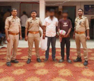 फर्जी पेमेंट कर मोबाइल दुकान से सामान उड़ाने वाले दो आरोपी गिरफ्तार, 17 मोबाइल फोल्डर व बाइक बरामद
संतकबीरनगर। थाना कोतवाली खलीलाबाद पुलिस ने मोबाइल की दुकान से फर्जी पेमेंट कर सामान हासिल करने के मामले में बड़ी कार्रवाई करते हुए दो अभियुक्तों को गिरफ्तार किया है। पुलिस ने आरोपियों के कब्जे से 17 अदद मोबाइल फोल्डर तथा घटना में प्रयुक्त एक मोटरसाइकिल बरामद की है।
पुलिस अधीक्षक संतकबीरनगर श्री संदीप कुमार मीना के निर्देशन, अपर पुलिस अधीक्षक श्री सुशील कुमार सिंह के मार्गदर्शन एवं क्षेत्राधिकारी खलीलाबाद श्री प्रियम राजशेखर पाण्डेय के निकट पर्यवेक्षण में अपराध एवं अपराधियों के विरुद्ध चलाए जा रहे अभियान के तहत यह कार्रवाई की गई।
प्रभारी निरीक्षक कोतवाली खलीलाबाद जय प्रकाश दुबे के नेतृत्व में पुलिस टीम ने मुकदमा संख्या 814/2025 में वांछित दो अभियुक्तों धर्मवीर पुत्र सुभाष, निवासी काली जगदीशपुर लोहरइया तथा संदीप चौहान पुत्र सोमनाथ चौहान, निवासी टुंगपार थाना महुली, जनपद संतकबीरनगर को गुरुवार को सुगरमिल रोड स्थित ओपन जिम के पास से गिरफ्तार किया।
पुलिस के अनुसार दोनों अभियुक्तों के कब्जे से 17 मोबाइल फोल्डर और घटना में प्रयुक्त मोटरसाइकिल संख्या UP58AN 6263 बरामद की गई है। गिरफ्तारी एवं बरामदगी के आधार पर मुकदमे में धारा 317(2) बीएनएस की बढ़ोत्तरी भी की गई है।
फर्जी पेमेंट कर लिया था दुकान से सामान
पुलिस के मुताबिक, 3 सितंबर 2026 को वादी त्रियुगी नारायण पुत्र वृजवली, निवासी ऊनखास, थाना कोतवाली खलीलाबाद की तहरीर पर मुकदमा दर्ज किया गया था। आरोप है कि अभियुक्तों ने मोबाइल की दुकान से धोखाधड़ी कर सामान लिया और फर्जी पेमेंट किया।
मामले की संवेदनशीलता को देखते हुए कोतवाली पुलिस ने त्वरित कार्रवाई करते हुए दोनों आरोपियों को गिरफ्तार कर लिया। आवश्यक विधिक कार्रवाई पूरी करने के बाद दोनों अभियुक्तों को माननीय न्यायालय रवाना कर दिया गया।
बरामदगी
17 अदद मोबाइल फोल्डर
घटना में प्रयुक्त मोटरसाइकिल संख्या UP58AN 6263
गिरफ्तारी करने वाली पुलिस टीम
उपनिरीक्षक लालबिहारी निषाद, हेड कांस्टेबल सम्पूर्णानन्द, कांस्टेबल जितेन्द्र कुमार सोनी एवं कांस्टेबल आदर्श कुमार शामिल रहे। मुकदमा संख्या 814/2025 अंकित है, जबकि घटना और गिरफ्तारी की तिथियां वर्ष 2026 की हैं। प्रकाशन से पहले मुकदमा संख्या/वर्ष की पुष्टि कर लेना उचित रहेगा।