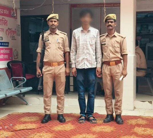 पैसे लेकर फरार होने के मामले में हरियाणा का वांछित आरोपी गिरफ्तार
संतकबीरनगर। थाना कोतवाली खलीलाबाद पुलिस ने आपराधिक विश्वासघात के एक मामले में त्वरित कार्रवाई करते हुए पैसे लेकर फरार होने के आरोप में वांछित अभियुक्त को गिरफ्तार कर न्यायालय भेज दिया है।
पुलिस अधीक्षक संतकबीरनगर संदीप कुमार मीना के निर्देशन, अपर पुलिस अधीक्षक सुशील कुमार सिंह के मार्गदर्शन तथा क्षेत्राधिकारी खलीलाबाद प्रियम राजशेखर पाण्डेय के पर्यवेक्षण में अपराध एवं अपराधियों के विरुद्ध चलाए जा रहे अभियान के तहत यह कार्रवाई की गई।प्रभारी निरीक्षक कोतवाली खलीलाबाद जय प्रकाश दुबे के नेतृत्व में पुलिस टीम ने मुकदमा संख्या 812/2026, धारा 316(5) बीएनएस से संबंधित वांछित अभियुक्त संदीप कुमार पुत्र राजपाल, निवासी जोजूकला, थाना जोजूकला, जनपद चरखी दादरी, हरियाणा को शुक्रवार 4 सितंबर को रसूलाबाद मोड़ से गिरफ्तार कर लिया।पुलिस के अनुसार वादी निलेश शाही, निवासी शिवालानगर कॉलोनी, मोहद्दीनपुर कैंट, गोरखपुर ने 2 सितंबर को कोतवाली खलीलाबाद में शिकायत दर्ज कराई थी कि आरोपी उनके पैसे लेकर फरार हो गया। शिकायत के आधार पर मुकदमा दर्ज कर पुलिस ने मामले की गंभीरता को देखते हुए तत्काल कार्रवाई शुरू की और आरोपी को गिरफ्तार करने में सफलता हासिल की।गिरफ्तार अभियुक्त को आवश्यक विधिक कार्रवाई के बाद माननीय न्यायालय रवाना कर दिया गया।
गिरफ्तारी करने वाली पुलिस टीम में उपनिरीक्षक ध्रुवनारायण यादव, हेड कांस्टेबल मनोज कुमार सिंह एवं कांस्टेबल धर्मेन्द्र कुमार शामिल रहे।<nis:link nis:type=tag nis:id=skn nis:value=skn nis:enabled=true nis:link/> <nis:link nis:type=tag nis:id=संतकबीरनगर nis:value=संतकबीरनगर nis:enabled=true nis:link/> <nis:link nis:type=tag nis:id=trandingreels nis:value=trandingreels nis:enabled=true nis:link/> <nis:link nis:type=tag nis:id=खलीलाबाद nis:value=खलीलाबाद nis:enabled=true nis:link/> <nis:link nis:type=tag nis:id=newsupdate nis:value=NewsUpdate nis:enabled=true nis:link/> Pro Cell Santkabirnagar @highlight