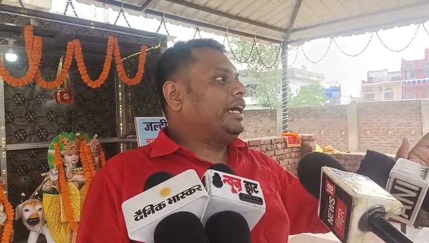 जन्माष्टमी पर गूंजा केंद्रीय मंत्री जीतन राम मांझी के स्वास्थ्य लाभ का संकल्प, भाजपा नेता राहुल रंजन ने श्रीकृष्ण के चरणों में रखी केंद्रीय मंत्री की तस्वीर
गया के गोकुलधाम में विशेष पूजा-अर्चना, जल्द स्वस्थ होकर जनसेवा में लौटने की मांगी कामना
गया। श्रीकृष्ण जन्माष्टमी के पावन अवसर पर गया में आस्था और जनभावना की एक अलग तस्वीर देखने को मिली। गया शहर के चंदौती स्थित गोकुलधाम मंदिर में शुक्रवार को जहां भगवान श्रीकृष्ण के जन्मोत्सव को लेकर श्रद्धालुओं में उत्साह और भक्ति का माहौल रहा, वहीं भाजपा नेता राहुल रंजन ने केंद्रीय मंत्री जीतन राम मांझी के शीघ्र स्वास्थ्य लाभ और उत्तम स्वास्थ्य की कामना को लेकर विशेष पूजा-अर्चना की। इस दौरान उन्होंने भगवान श्रीकृष्ण के समक्ष केंद्रीय मंत्री जीतन राम मांझी की तस्वीर रखकर उनके जल्द स्वस्थ होने की प्रार्थना की।
जन्माष्टमी के मौके पर मंदिर परिसर में धार्मिक अनुष्ठान और पूजा-अर्चना के बीच राहुल रंजन ने भगवान श्रीकृष्ण से प्रार्थना करते हुए कहा कि केंद्रीय मंत्री जीतन राम मांझी जल्द से जल्द पूरी तरह स्वस्थ हों और स्वस्थ होकर पुनः लोगों के बीच लौटें।
उन्होंने कहा कि केंद्रीय मंत्री जीतन राम मांझी लंबे समय से सार्वजनिक जीवन में सक्रिय रहकर समाज और देश की सेवा करते आ रहे हैं। ऐसे समय में उनके स्वास्थ्य को लेकर उनके समर्थकों, कार्यकर्ताओं और शुभचिंतकों के बीच चिंता स्वाभाविक है। राहुल रंजन ने कहा कि जन्माष्टमी केवल भगवान श्रीकृष्ण के जन्मोत्सव का पर्व नहीं, बल्कि आस्था, विश्वास और सकारात्मक ऊर्जा का संदेश देने वाला पावन अवसर भी है। इसी भावना के साथ उन्होंने भगवान श्रीकृष्ण के चरणों में केंद्रीय मंत्री के शीघ्र स्वास्थ्य लाभ की कामना की है। उन्होंने विश्वास जताया कि भगवान श्रीकृष्ण की कृपा से जीतन राम मांझी जल्द स्वस्थ होंगे और पहले की तरह पूरी ऊर्जा के साथ जनसेवा के कार्यों में सक्रिय भूमिका निभाएंगे।
उन्होंने कहा कि जीतन राम मांझी का लोगों के साथ लंबे समय से आत्मीय जुड़ाव रहा है। समाज के विभिन्न वर्गों में उनके प्रति विशेष लगाव है और बड़ी संख्या में लोग उनके जल्द स्वस्थ होने की कामना कर रहे हैं। जन्माष्टमी के इस पावन अवसर पर पूजा-अर्चना के दौरान उन्होंने केंद्रीय मंत्री के दीर्घायु, उत्तम स्वास्थ्य, सुख-समृद्धि और शीघ्र स्वास्थ्य लाभ के लिए भगवान श्रीकृष्ण से प्रार्थना की।
भाजपा नेता ने कहा कि आस्था और प्रार्थना में बड़ी शक्ति होती है। जब कोई व्यक्ति विपरीत परिस्थितियों से गुजरता है तो ईश्वर में विश्वास उसे मानसिक और आध्यात्मिक संबल प्रदान करता है। उन्होंने कहा कि आज भगवान श्रीकृष्ण के जन्मोत्सव के अवसर पर देशभर में श्रद्धालु अपने आराध्य से सुख, शांति और समृद्धि की कामना कर रहे हैं। इसी क्रम में उन्होंने भी केंद्रीय मंत्री जीतन राम मांझी के लिए विशेष प्रार्थना की है। भाजपा नेता राहुल रंजन ने कहा कि उन्हें पूरा विश्वास है कि भगवान श्रीकृष्ण की कृपा और लोगों की दुआओं से केंद्रीय मंत्री जल्द स्वस्थ होकर अपने सामाजिक एवं राजनीतिक दायित्वों के निर्वहन के लिए फिर से सक्रिय होंगे। उन्होंने कहा कि मांझी के स्वास्थ्य लाभ के लिए लगातार शुभचिंतकों और समर्थकों की ओर से प्रार्थनाएं की जा रही हैं।
गोकुलधाम में जन्माष्टमी के अवसर पर हुई इस विशेष पूजा-अर्चना के दौरान श्रद्धा और विश्वास का माहौल देखने को मिला। भगवान श्रीकृष्ण के समक्ष मांझी की तस्वीर रखकर की गई प्रार्थना ने यह संदेश दिया कि राजनीतिक और सामाजिक जीवन से जुड़े लोगों के प्रति समर्थकों की भावनाएं केवल राजनीति तक सीमित नहीं होतीं, बल्कि उनके सुख-दुख में भी लोग सहभागी बनते हैं।
जन्माष्टमी के पावन अवसर पर की गई इस प्रार्थना के साथ राहुल रंजन ने केंद्रीय मंत्री के शीघ्र स्वस्थ होने और पुनः सक्रिय होकर जनसेवा में लौटने की मंगलकामना की।
#गयाजी
#गया_हो
#gaya
#LatestNews
#CrimeNews
#बिहार
#GayaPolice