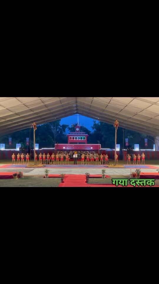 गया OTA में गूंजा शौर्य का जयघोष: 253 अफसर कैडेटों की वर्दी पर सजेगा गौरव, परिवारों के त्याग को मिला सम्मान
गया: ऑफिसर्स ट्रेनिंग अकादमी (OTA), गया में 29वीं पासिंग आउट परेड की पूर्व संध्या पर गौरव पदक सम्मान समारोह का भव्य आयोजन किया गया। समारोह में प्रशिक्षण पूर्ण कर रहे अफसर कैडेटों के गौरवान्वित परिवारों को सम्मानित किया गया। कार्यक्रम ने सैन्य सेवा में परिवारों के त्याग, सहयोग और राष्ट्र निर्माण में उनकी भूमिका को रेखांकित किया।
समारोह में Vietnam People’s Army के जनरल स्टाफ के उप प्रमुख लेफ्टिनेंट जनरल Le Van Huong की गरिमामयी उपस्थिति रही। उनके साथ लेफ्टिनेंट जनरल राजेश पुष्कर, एवीएसएम, वीएसएम, जनरल ऑफिसर कमांडिंग-इन-चीफ, दक्षिणी कमान तथा लेफ्टिनेंट जनरल संदीप सिंह, अति विशिष्ट सेवा मेडल, कमांडेंट, ऑफिसर्स ट्रेनिंग अकादमी गया सहित सेना के अनेक वरिष्ठ अधिकारी मौजूद रहे। गौरव पदक समारोह का उद्देश्य उन माता-पिता और परिवारों के योगदान को सम्मान देना रहा, जिन्होंने अपने बेटे-बेटियों को सैन्य सेवा के गौरवपूर्ण मार्ग पर आगे बढ़ने के लिए प्रेरित किया। समारोह में इस बात को प्रमुखता से रेखांकित किया गया कि सैनिक केवल अपने साहस और अनुशासन से नहीं, बल्कि परिवार के अटूट भावनात्मक समर्थन से भी मजबूत बनता है। परिवारों का त्याग और सहयोग भारतीय सेना के भावी नेतृत्व की नींव तैयार करता है।
कार्यक्रम का एक प्रमुख आकर्षण सेना के सिम्फनी बैंड की शानदार प्रस्तुति रही। देशभक्ति की धुनों से लेकर वाद्यवृंद मार्च तक प्रस्तुतियों में सैन्य अनुशासन और संगीत का अद्भुत संगम देखने को मिला। पीतल, काष्ठ और ताल वाद्यों की सधी हुई प्रस्तुति ने माहौल को जोश और गर्व से भर दिया।
इसके बाद भारतीय सेना के सैनिकों ने मल्लखंभ प्रदर्शन के माध्यम से असाधारण शक्ति, फुर्ती, संतुलन और दृढ़ संकल्प का प्रदर्शन किया। सैनिकों की उत्कृष्ट कलाबाजी और अनुशासित तालमेल ने दर्शकों को रोमांचित कर दिया। अफसर कैडेटों के माता-पिता एवं परिवारजनों ने भी कार्यक्रम में उत्साहपूर्वक भाग लिया।
अब 5 सितंबर 2026 को OTA गया में शॉर्ट सर्विस कमीशन टेक्निकल (पुरुष एवं महिला) कोर्स की ऐतिहासिक चौथी पासिंग आउट परेड आयोजित होगी। 65वें पुरुष कोर्स के 218 तथा 36वें महिला कोर्स की 35 अफसर कैडेटों, यानी कुल 253 कैडेटों, को भारतीय सेना में अफसर के रूप में कमीशन प्रदान किया जाएगा