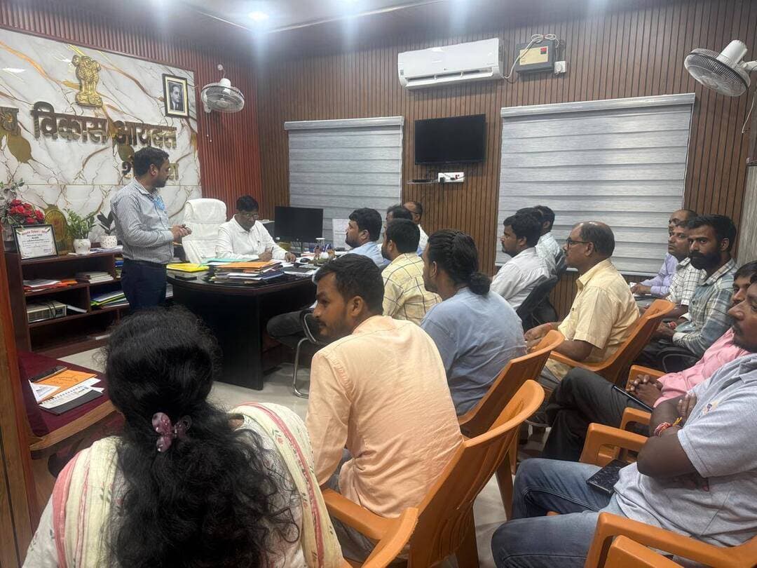 दिनांक 03 सितंबर 2026 को शेखपुरा के उप विकास आयुक्त श्री राकेश कुमार की अध्यक्षता में उनके कार्यालय प्रकोष्ठ में प्रधानमंत्री सूर्य घर मुफ्त बिजली योजना की समीक्षा बैठक आयोजित की गई। इस बैठक का मुख्य उद्देश्य जिले में इस महत्वाकांक्षी योजना की प्रगति का जायजा लेना और इसके कार्यान्वयन में आ रही बाधाओं को दूर करना था। उन्होंने जिले में सोलर पैनल लगाने के लक्ष्य और अब तक प्राप्त उपलब्धियों की गहन समीक्षा की।
Information & Public Relations Department, Government of Bihar
Energy Department, Bihar
Apna Sheikhpura
