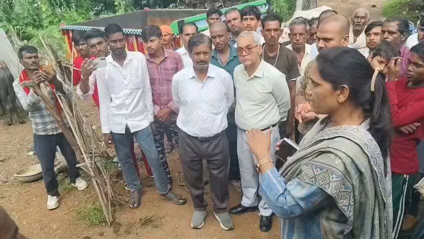 निवाड़ी कलेक्टर ने सिंदूर सागर ग्रामीणों से चर्चा की जलभराव की समस्या पर