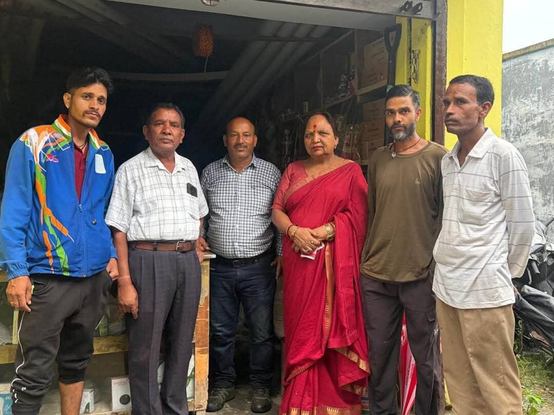 #कण्डारा और नोसीन क्षेत्र में कांग्रेस नेत्री अरुणा कुमार का जनसंपर्क अभियान
साबर सिंह जी की अध्यक्षता में कांग्रेस नेत्री अरुणा कुमार ने कण्डारा और नोसीन क्षेत्र का भ्रमण कर ग्रामीणों से मुलाकात की। इस दौरान उन्होंने कांग्रेस की नीतियों, विचारधारा और जनहित से जुड़े मुद्दों को लेकर ग्रामीणों से संवाद किया तथा आगामी समय में कांग्रेस के समर्थन की अपील की।
भ्रमण के दौरान संजय सिंह कठैत, सुनील सिंह, अनिल सिंह, अर्जुन सिंह, डी.पी. डोभाल, बी.एस. गुसाईं, पृथ्वी सोमेश सिंह रावत, राकेश सिंह, दिनेश सिंह सहित बड़ी संख्या में ग्रामवासियों से मुलाकात हुई।
ग्रामीणों के साथ क्षेत्र की समस्याओं और विकास से जुड़े विषयों पर भी चर्चा की गई। कांग्रेस कार्यकर्ताओं ने कहा कि जनसंपर्क अभियान को लगातार आगे बढ़ाते हुए पार्टी की नीतियों को गांव-गांव तक पहुंचाया जाएगा।
#Congress #ArunaKumar #जनसंपर्क #कण्डारा #नोसीन #पौड़ी #उत्तराखंड #कांग्रेस