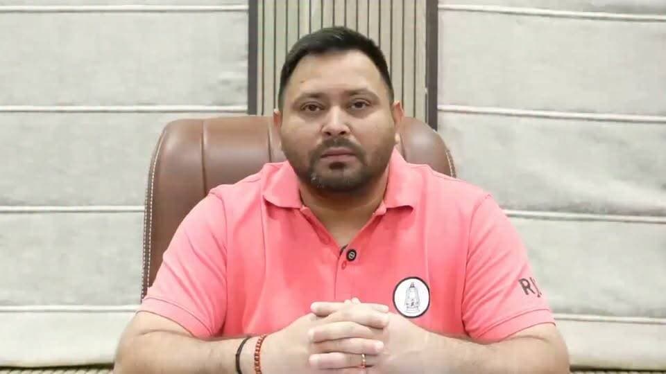 प्रेस रिलीज- श्री तेजस्वी यादव, माननीय नेता प्रतिपक्ष, दिनांक- 02-09-2026
*असल GDP लोगों की जेब और रसोई से देखिए- तेजस्वी*
राजद के राष्ट्रीय कार्यकारी अध्यक्ष श्री तेजस्वी यादव जी ने प्रधानमंत्री मोदी के जीडीपी के आंकड़ों पर पलटवार करते हुए कहा कि:-
मोदी जी, Reel से बाहर निकलकर Reality की बात करिए। ये असल GDP आपके आंकड़ों और Headline में नहीं, वह तो जमीन पर लोगों के जीवन, लोगों की जेब और रसोई में दिखती है। मोदी जी जो दिखाते है वह होता नहीं है, जो नहीं दिखाते वही खतरनाक चीज़ जमीन पर होता है।
प्रधानमंत्री जी का Economic Model और GDP मॉडल ऐसा है कि उसमें मुनाफा ऊपर के 5% लोगों को मिलता है और नुक़सान नीचे के 95% लोगों को। मोदी सरकार के दौर में RBI का डिविडेंड हर साल रिकॉर्ड तोड़ रहा है? सरकार को जब deficit कम दिखाना होता है तो RBI से डिविडेंड बढ़ा लेती है। देश में पहली बार मोदी सरकार ने RBI से 2 लाख 68 हज़ार करोड़ रुपए निकाले।
मोदी जी, आप किस बात का Growth सेलिब्रेट कर रहे है। रुपया तेजी से गिर रहा है। रिकार्डतोड़ महंगाई बढ़ रही है।
बेरोजगारी दर 50 साल में सबसे अधिक है। रोजगार कम हो रहे हैं। घरेलू कर्ज बढ़ रहा है। छोटे व्यापार टूट रहे हैं। युवा प्रतियोगी परीक्षाओं में उम्र खपा रहे हैं। लोग EMI और उधार पर जिंदगी चला रहे हैं।
तेजस्वी यादव ने कहा कि प्रधानमंत्री जी किस बात का GDP ग्रोथ जब देश में 8.7 करोड़ युवा पढ़ाई नहीं कर रहे हैं। NDA सरकार के 10 साल में 94000 स्कूल बंद हो गए है यानि प्रतिदिन 26 स्कूल बंद हो रहे है। देश के 1 लाख स्कूल सिर्फ एक शिक्षक के भरोसे चल रहे है।
तेजस्वी यादव ने प्रधानमंत्री पर आरोप लगाते हुए कहा कि 12 साल से सत्ता में बैठे है लेकिन फिर भी 85 करोड़ लोगों को पेट भरने के लिए 5 किलो अनाज देना ही अपनी उपलब्धि समझते है। जिस देश में 85 करोड़ लोगों को अनाज देना पड़े वह देश ऐसी GDP का क्या करेगा?
मोदी जी जब आप जीडीपी की बात करते है तो आपको यह भी बताना चाहिए कि भारत के पड़ोसी देशों जैसे बांग्लादेश, भूटान और श्रीलंका की प्रति व्यक्ति आय भारत से अधिक है। किस बात का ग्रोथ मोदी जी?? 12 साल हो गए अब तो झूठ और जुमले छोड़ जमीन पर काम कीजिए।