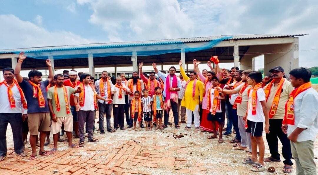 जन्माष्टमी पर रत्तुपुर गौशाला में गौ पूजन, समाज सेवा के लिए अधिवक्ता शिवम सिंह सम्मानित
#प्रतापगढ़। श्रीकृष्ण जन्माष्टमी पर क्षेत्र के रत्तुपुर स्थित गौशाला में श्रद्धा और उल्लास के साथ गौ पूजन कार्यक्रम आयोजित किया गया। इस दौरान गौ सेवको एवं ग्रामीणों ने गौवंशों की विधिवत पूजा-अर्चना कर उनके संरक्षण, संवर्धन और निरंतर सेवा का संकल्प लिया।
कार्यक्रम के दौरान गौशाला की व्यवस्थाओं में सुधार तथा गौवंशों के अधिकारों व हित के लिए लगातार आवाज उठाने वाले हाईकोर्ट के अधिवक्ता वीर शिवम सिंह को विशेष रूप से सम्मानित किया गया। प्रवीण मिश्र और ग्रामीणों ने उन्हें सम्मानित करते हुए उनके प्रयासों की सराहना की। इस मौके पर वक्ताओं ने कहा कि गौसेवा केवल धार्मिक आस्था तक सीमित विषय नहीं है, बल्कि यह हमारी सामाजिक जिम्मेदारी और मानवता से जुड़ा हुआ एक अत्यंत महत्वपूर्ण दायित्व भी है। आयोजन के दौरान गौवंशों के बेहतर रखरखाव, खान-पान और गौशाला की बुनियादी व्यवस्थाओं को सुदृढ़ करने पर भी विस्तार से चर्चा हुई। कार्यक्रम ने यह स्पष्ट संदेश दिया कि गौमाता के सम्मान और संरक्षण के लिए पूरे समाज को एकजुट होकर अपनी भूमिका निभानी होगी।इस दौरान बेचन सिंह, विमल सिंह, पवन पांडे, प्रशांत सिंह, नन्हकू यादव, छोटू यादव सहित बड़ी संख्या में स्थानीय ग्रामीण एवं गौशाला के तमाम कर्मचारी मौजूद रहे।
#pratapgarh #pratapgarhnews #gausewa #pratapgarhup72