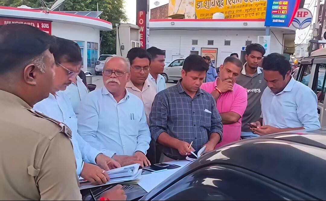 न्यायालय के आदेश पर प्रशासन ने खाली कराया भवन, स्वामी को सौंपा कब्जा
मचमकनी गाड़ीपुरा में पुलिस की मौजूदगी में हुई कार्रवाई, विवाद की आशंका पर पुलिस ने संभाली स्थिति
**शाहजहांपुर। सदर तहसील क्षेत्र के मोहल्ला चमकनी गाड़ीपुरा में किरायेदारी को लेकर चल रहे विवाद में गुरुवार को प्रशासन ने न्यायालय के आदेश का अनुपालन कराया। तहसील प्रशासन की टीम पुलिस बल के साथ मौके पर पहुंची और भवन को किरायेदार से खाली कराकर उसका कब्जा स्वामी खुशीराम को सौंप दिया। तहसीलदार सदर के नेतृत्व में लेखपाल समेत राजस्व विभाग के कर्मचारी और थाना आरसी मिशन की पुलिस मौके पर पहुंची। प्रशासनिक टीम ने न्यायालय के आदेश के अनुसार भवन खाली कराने की प्रक्रिया शुरू की। कार्रवाई पूरी होने के बाद भवन का कब्जा स्वामी खुशीराम को दे दिया गया। कार्रवाई के दौरान कुछ समय के लिए विवाद की स्थिति बनने लगी। इस पर पुलिस ने मोर्चा संभालते हुए स्थिति को नियंत्रित किया। पुलिस और प्रशासन की मौजूदगी में पूरी कार्रवाई शांतिपूर्ण तरीके से संपन्न कराई गई। बताया गया कि भवन को लेकर लंबे समय से किरायेदारी विवाद चल रहा था। न्यायालय के आदेश के बाद तहसील प्रशासन ने कार्रवाई करते हुए किरायेदार से भवन खाली कराया और स्वामी को कब्जा दिलाया। कब्जा मिलने के बाद भवन स्वामी खुशीराम ने राहत की सांस ली।