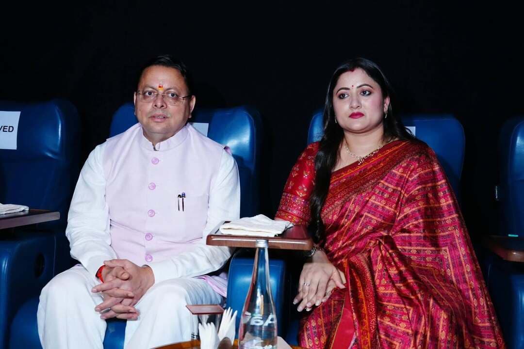 मुख्यमंत्री श्री पुष्कर सिंह धामी ने देखी आध्यात्मिक फिल्म ‘हनुमान अंश’, बाबा नीब करौरी महाराज जी की भक्ति और सेवा भावना से हुए अभिभूत
मुख्यमंत्री श्री पुष्कर सिंह धामी आज हाथीबड़कला स्थित सेंट्रियो मॉल के सिनेमा हॉल पहुंचे, जहां उन्होंने परम श्रद्धेय बाबा नीब करौरी महाराज जी के जीवन, उनकी भक्ति, सेवा और आध्यात्मिक यात्रा से प्रेरित फिल्म ‘हनुमान अंश’ देखी। इस अवसर पर मुख्यमंत्री की धर्मपत्नी श्रीमती गीता धामी, कैबिनेट मंत्री श्री गणेश जोशी, विधायक श्री प्रदीप बत्रा सहित विभिन्न दायित्वधारी एवं अन्य गणमान्य लोग भी उपस्थित रहे।