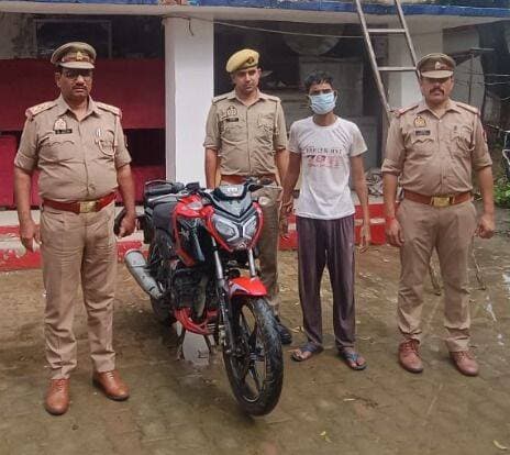 चोरी की मोटरसाइकिल समेत आरोपी गिरफ्तार, टड़ियावां पुलिस ने किया खुलासा
हरदोई। टड़ियावां थाना पुलिस ने चोरी की मोटरसाइकिल के मामले में एक आरोपी को गिरफ्तार किया है। पुलिस ने आरोपी के कब्जे से चोरी की गई टीवीएस राइडर मोटरसाइकिल भी बरामद की है।
पुलिस के अनुसार, 2 सितंबर 2026 को वादी विकास अवस्थी पुत्र रामकुमार अवस्थी, निवासी ग्राम टड़ियावां ने थाने में तहरीर दी थी कि 31 अगस्त की रात रंजना हॉस्पिटल के बाहर खड़ी उनकी मोटरसाइकिल संख्या UP32QF6974 (TVS Raider) चोरी हो गई थी। तहरीर के आधार पर थाना टड़ियावां में मुकदमा अपराध संख्या 445/2026, धारा 303(2) बीएनएस के तहत मामला दर्ज किया गया था। विवेचना के दौरान मामले में धारा 317(2) बीएनएस की बढ़ोतरी की गई।
जांच के दौरान पुलिस ने प्रकाश में आए आरोपी रजनीकांत पुत्र रामचन्द्र, निवासी ग्राम टड़ियावां, थाना टड़ियावां, जनपद हरदोई को गिरफ्तार कर लिया। आरोपी के कब्जे से चोरी की मोटरसाइकिल बरामद होने का दावा पुलिस ने किया है।
गिरफ्तार आरोपी के खिलाफ आवश्यक वैधानिक कार्रवाई की जा रही है। कार्रवाई करने वाली पुलिस टीम में उपनिरीक्षक व्यास यादव, उपनिरीक्षक सतीशचन्द्र द्विवेदी, हेड कांस्टेबल देवप्रकाश, कांस्टेबल विशाल पाण्डेय और कांस्टेबल मुकुल चौधरी शामिल रहे।