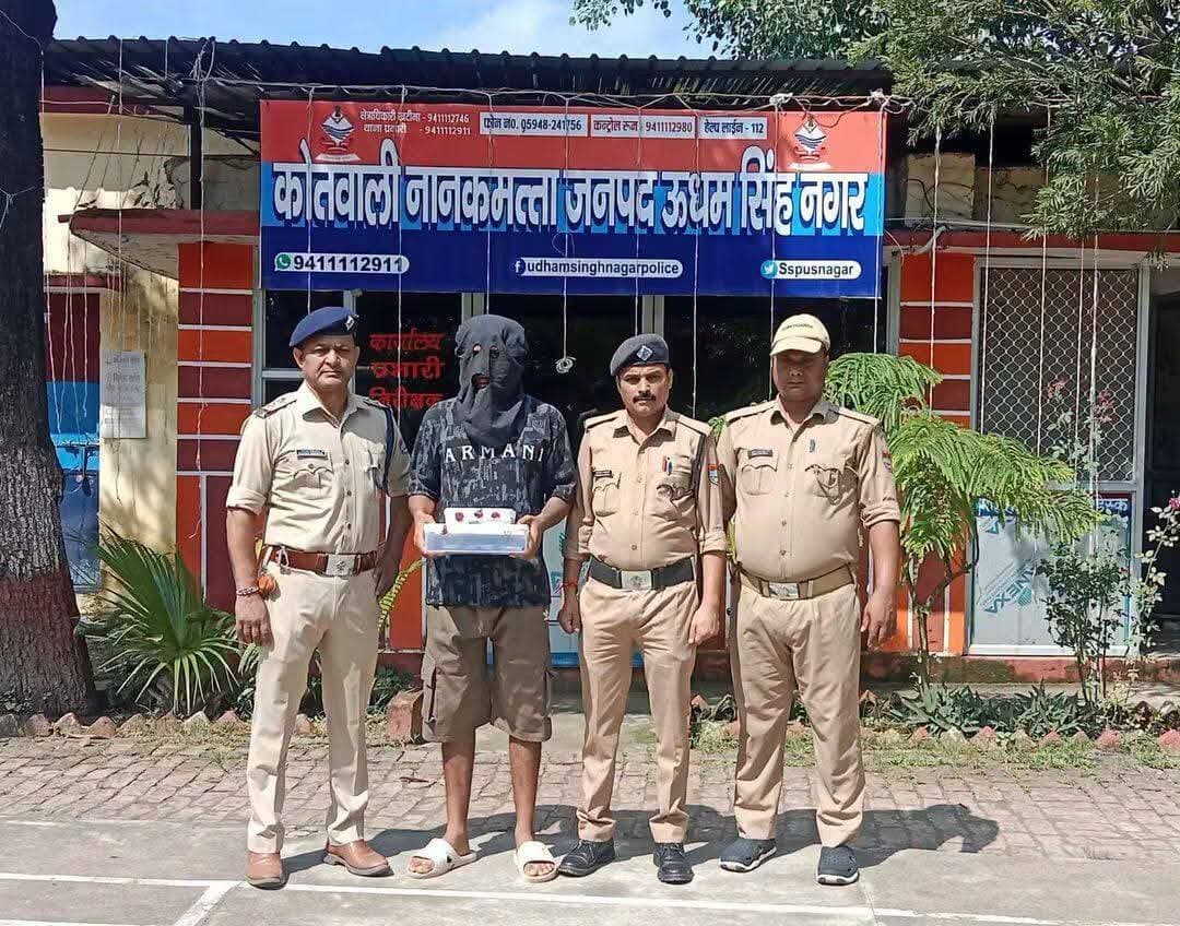 एसएसपी अजय गणपति का नशा तस्करों के विरुद्ध सख्त रुख — करीब 39 लाख रुपये की स्मैक के साथ शातिर नशा तस्कर गिरफ्तार
➡️ ऑपरेशन प्रहार के तहत कोतवाली नानकमत्ता पुलिस ने डैम पार क्षेत्र से 130.04 ग्राम स्मैक के साथ शातिर आरोपी को दबोचा
➡️ अभियुक्त के कब्जे से अवैध तमंचा, जिंदा कारतूस, इलेक्ट्रॉनिक तराजू व मोटर साइकिल बरामद
➡️ बरामद स्मैक की अनुमानित कीमत करीब 39 लाख रुपये आंकी गई है।
➡️ अभियुक्त के कब्जे से 315 बोर का अवैध तमंचा व एक जिंदा कारतूस, इलेक्ट्रॉनिक तराजू एवं मोटरसाइकिल बरामद की गई।
#UttarakhandPolice #udhamsinghnagarpolice