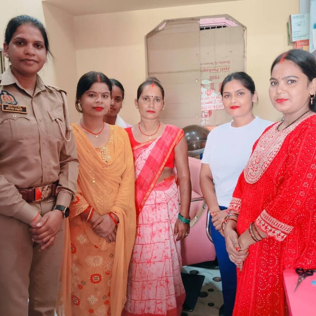 आधी आबादी की सुरक्षा का संकल्प: #बलरामपुर में गूंजा 'मिशन शक्ति' का संदेश, ग्राम चौपालों में महिलाओं को सिखाए हक के पाठ
जिले भर के गांवों और स्कूलों में उमड़ी महिलाओं की भीड़; डिजिटल अरेस्ट, घरेलू हिंसा और साइबर फ्रॉड पर पुलिस ने किया सचेत
1090 और 1930 जैसे हेल्पलाइन नंबरों का निर्भीक होकर इस्तेमाल करने का आह्वान, बांटे गए जागरूकता पम्पलेट
बलरामपुर। "सुरक्षा, सम्मान और स्वावलंबन"—इसी सोच को धरातल पर उतारने के लिए शुक्रवार को बलरामपुर पुलिस जिले की चौपालों और गलियों में सीधी संवादकर्ता बनकर उतरी। पुलिस अधीक्षक के निर्देशन तथा अपर पुलिस अधीक्षक (नोडल प्रभारी) के नेतृत्व में जिले के सभी थाना क्षेत्रों में चलाए गए इस 'मिशन शक्ति' अभियान ने महिलाओं और बालिकाओं में सुरक्षा और विश्वास का नया अहसास जगाया।
गांवों, कस्बों और विद्यालयों में आयोजित ग्राम चौपालों के दौरान पुलिस की टीमों ने महिलाओं की समस्याओं को न सिर्फ ध्यान से सुना, बल्कि उनके त्वरित निस्तारण के लिए मौके पर ही निर्देश दिए।
कुरीतियों और साइबर अपराधों पर करारा प्रहार
कार्यक्रम में पुलिस अधिकारियों ने दहेज प्रथा और बाल विवाह को सामाजिक अपराध बताते हुए इनके खिलाफ आवाज उठाने की अपील की। वर्तमान समय में तेजी से पांव पसार रहे 'डिजिटल अरेस्ट' और साइबर फ्रॉड जैसे नए दौर के अपराधों से बचाव के गुर सिखाए गए। साथ ही, छात्राओं व बालिकाओं को गुड टच-बैड टच के प्रति सतर्क करते हुए कानूनी अधिकारों से रूबरू कराया गया।
आपातकालीन हेल्पलाइन नंबर: हर कदम पर सुरक्षा का कवच
वूमेन पावर लाइन: 1090 | पुलिस सेवा: 112
साइबर हेल्पलाइन: 1930 | महिला हेल्पलाइन: 181
चाइल्ड हेल्पलाइन: 1098 | सीएम हेल्पलाइन: 1076
नशामुक्ति और यातायात सुरक्षा की भी दी सीख
अभियान के दौरान थानों में संचालित 'मिशन शक्ति केंद्र' और 'परिवार परामर्श केंद्र' की सहायता प्रणाली के बारे में जानकारी देने के साथ-साथ पम्पलेट वितरित किए गए। पुलिस ने नशामुक्ति का कड़ा संदेश देते हुए मादक पदार्थों से दूर रहने और सड़क सुरक्षा नियमों का ईमानदारी से पालन करने का संकल्प भी दिलाया।
#balrampur #balrampurpolic