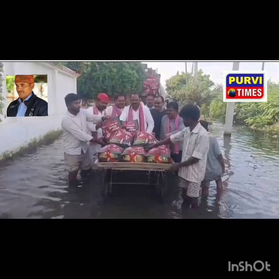 पानी में डूबे परिवारों के लिए सपा प्रदेश सचिव, घर-घर पहुंचाई राहत सामग्री,करीब 100 घर जलमग्न, 400 लोगों के सामने रोजी-रोटी और जरूरी सामान का संकट
रायबरेली। लगातार हो रही बारिश के चलते शहर के नया पुरवा मोहल्ले में जलभराव की स्थिति गंभीर बनी हुई है। मोहल्ले के करीब 100 घर पानी में डूब गए हैं, जिससे लगभग 400 लोगों के सामने रोजमर्रा की जरूरतों के साथ-साथ रोजी-रोटी का संकट भी खड़ा हो गया है। जलभराव के कारण प्रभावित परिवारों का जनजीवन बुरी तरह प्रभावित है और लोग मुश्किल परिस्थितियों में जीवन गुजारने को मजबूर हैं।
ऐसे संकट के बीच समाजवादी पार्टी के प्रदेश सचिव शशिकांत शर्मा प्रभावित परिवारों की मदद के लिए आगे आए। उन्होंने नया पुरवा पहुंचकर जलभराव से प्रभावित परिवारों का हाल जाना और घर-घर जाकर राहत सामग्री वितरित की। राहत सामग्री में आटा, दाल, चावल, खाद्य तेल, नमक, आलू, प्याज समेत अन्य जरूरी खाद्य सामग्री शामिल रही।
सपा प्रदेश सचिव ने लोगों की समस्याएं सुनीं और भरोसा दिलाया कि मुश्किल की इस घड़ी में जरूरतमंद परिवारों के साथ खड़े रहेंगे। उन्होंने कहा कि प्राकृतिक आपदा जैसी परिस्थितियों में समाज के सक्षम लोगों और जनप्रतिनिधियों को आगे आकर पीड़ितों की मदद करनी चाहिए, ताकि किसी परिवार को भोजन और जरूरी सामान के लिए परेशान न होना पड़े।
वहीं, राहत सामग्री मिलने से जलभराव से प्रभावित परिवारों को काफी राहत मिली। स्थानीय लोगों ने कहा कि लगातार बारिश और पानी भरने के कारण घरों में रहना मुश्किल हो गया है। दैनिक उपयोग की वस्तुओं की कमी के बीच राहत सामग्री मिलने से उन्हें तत्काल सहारा मिला है। लोगों ने सपा प्रदेश सचिव शशिकांत शर्मा का आभार जताते हुए धन्यवाद दिया।
स्थानीय निवासी आकाश शुक्ला ने भी प्रभावित परिवारों की स्थिति और जलभराव की समस्या को गंभीर बताते हुए राहत कार्य के लिए आभार व्यक्त किया। क्षेत्रीय लोगों ने प्रशासन से भी जलभराव की समस्या का स्थायी समाधान कराने और प्रभावित परिवारों को आवश्यक सहायता उपलब्ध कराने की मांग की है।