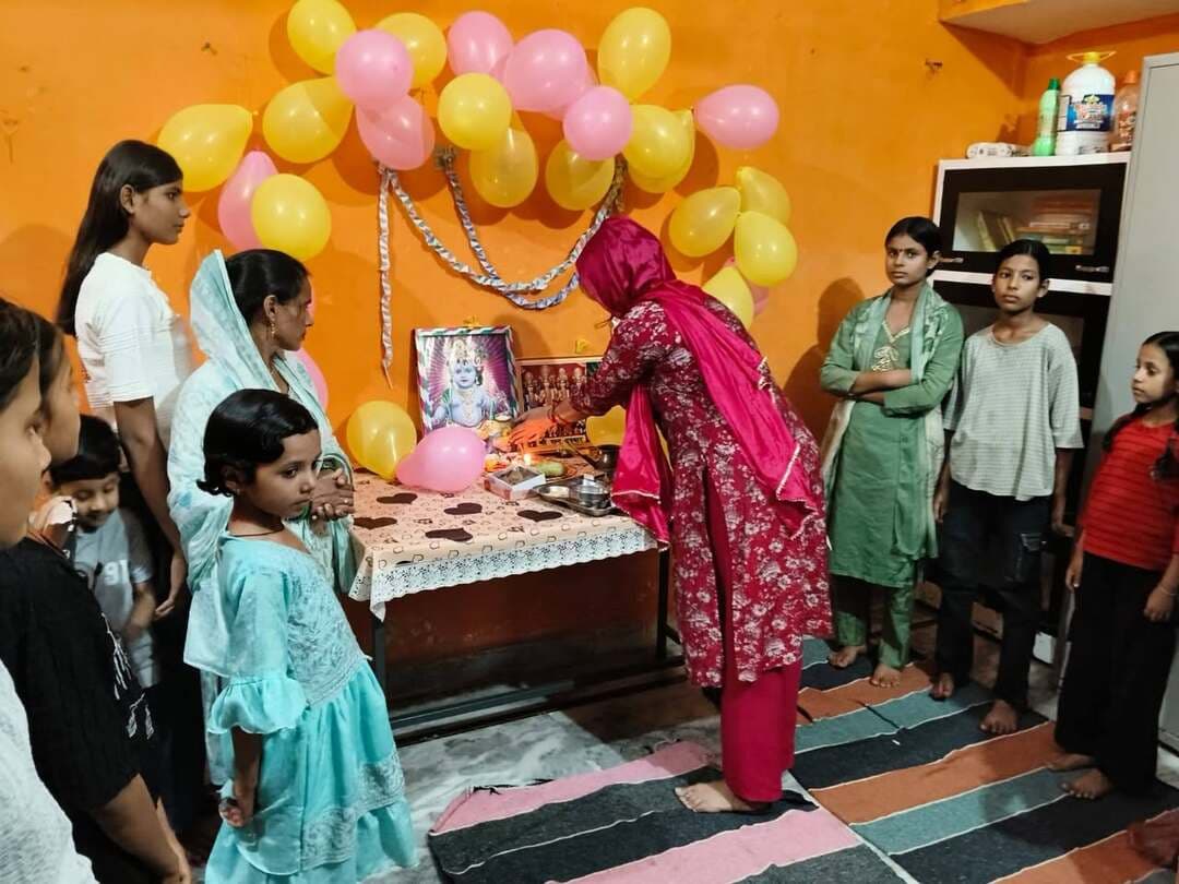पृथ्वीपुर व निवाड़ी छात्रावासों में गूंजे कन्हैया के जयकारे, छात्राओं ने उत्साह से मनाया जन्मोत्सव
--
शासकीय अनुसूचित जाति जूनियर बालिका छात्रावास पृथ्वीपुर एवं निवाड़ी में श्री कृष्ण जन्माष्टमी का त्योहार बड़े ही धूमधाम और हर्षोल्लास के साथ मनाया गया।
इस पावन अवसर पर छात्रावासों में विशेष पूजा-अर्चना और सांस्कृतिक कार्यक्रमों का आयोजन किया गया, जिसमें छात्राओं ने बढ़-चढ़कर हिस्सा लिया।कार्यक्रम की शुरुआत भगवान श्री कृष्ण की पूजा और आरती से हुई। इसके बाद छात्राओं द्वारा मनमोहक सांस्कृतिक प्रस्तुतियां दी गईं, जिसमें श्री कृष्ण के भजनों पर नृत्य और बाल-लीलाओं का मंचन शामिल रहा।
इस दौरान पूरा छात्रावास परिसर "हाथी घोड़ा पालकी, जय कन्हैया लाल की" के जयकारों से गूंज उठा। छात्रावास प्रबंधन द्वारा इस अवसर पर विशेष व्यवस्थाएं की गईं और सभी छात्राओं को प्रसाद वितरित किया गया। संस्थान के अधीक्षकों ने छात्राओं को जन्माष्टमी की शुभकामनाएं देते हुए भगवान कृष्ण के जीवन से प्रेरणा लेने और जीवन में सच्चाई व कर्तव्य के मार्ग पर चलने का संदेश दिया। इस धार्मिक और सांस्कृतिक आयोजन से छात्राओं में भारी उत्साह और खुशी का माहौल देखा गया।
CM Madhya Pradesh Dr Mohan Yadav Jansampark Madhya Pradesh
#ShriKrishnaJanmashtami #JansamparkMP #niwari
