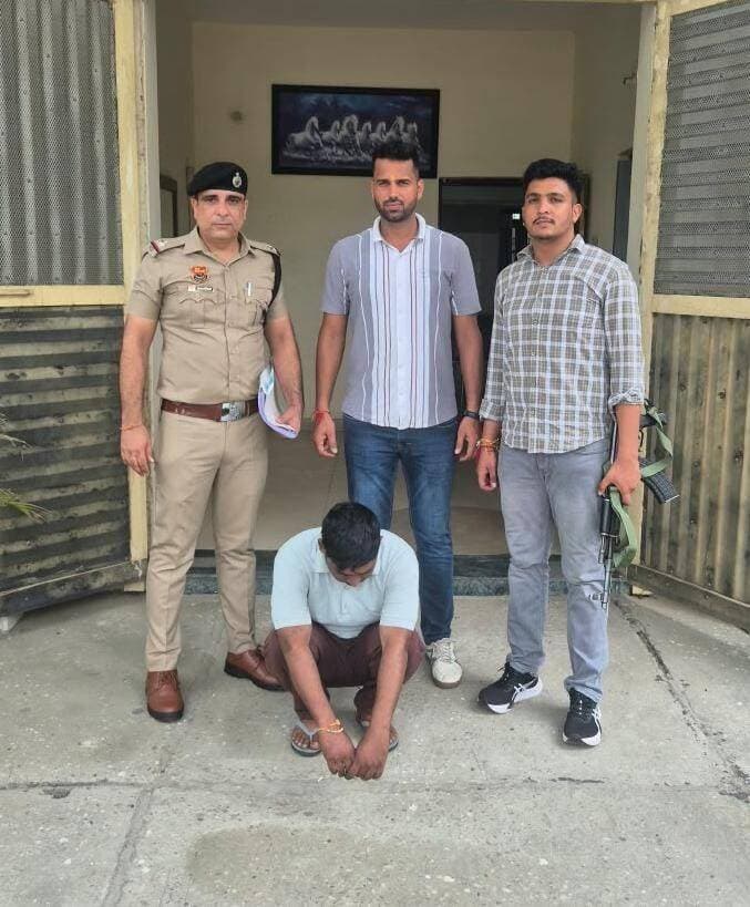 रिफाइनरी से केटलिस्ट चोरी करने वाला आरोपी गिरफ्तार
पानीपत । सीआईए टू पुलिस टीम ने रिफाइनरी से केटलिस्ट चोरी के एक आरोपी को वीरवार शाम को सेक्टर-18 कट से गिरफ्तार किया। आरोपी की पहचान करनाल के गांव बाल रंगडान निवासी रामशरण के रूप में हुई है।
सीआईए टू प्रभारी सब इंस्पेक्टर अनिल पवार ने बताया कि थाना सदर में रिफाइनरी (समता) के मैनेजर पंकज कुमार ने पुलिस को दी शिकायत में बताया था कि 14 जुलाई को उन्हें रिफाइनरी के सुरक्षा अधिकारियों के माध्यम से पता चला कि डीसीयू के नजदीक वायटावर के अंदर से कैटलिस्ट चोरी हुआ था। केटलिस्ट का वह बोरा सुरक्षा में तैनात सीआईएसएफ के जवानों ने रिफाइनरी के अंदर से ही बरामद किया था। इसके पश्चात टीएस व मैटेरियल विभाग ने संयुक्त रूप से कैटलिस्ट की जांच की। जांच के दौरान कुछ ड्रमों की सील टूटी हुई मिलीं और वजन चेक करने पर कम पाया गया।
पूरी जांच के बाद करीब 2100 किलोग्राम कैटलिस्ट कम पाया गया। उन्हें संदेह है कि गोदाम में सामान की हैंडलिंग करने वाले ठेका मजदूरों अथवा रिफाइनरी के अंदर-बाहर आने वाली सप्लायर की गाड़ियों के चालक, परिचालक व अन्य व्यक्तियों की मिलीभगत से कैटलिस्ट चोरी किया गया है। थाना सदर में पंकज कुमार की शिकायत पर चोरी सहित संबंधित धाराओं में अभियोग दर्ज कर पुलिस ने मामले की जांच शुरू कर दी थी।
प्रभारी सब इंस्पेक्टर अनिल पवार ने बताया कि पुलिस अधीक्षक श्री भूपेंद्र सिंह आईपीएस ने मामले की जांच और आरोपी की धरपकड़ की जिम्मेदारी सीआईए टू पुलिस टीम को सौंपी थी। पुलिस टीम ने मामले की जांच करते हुए वीरवार शाम को एक आरोपी को सेक्टर-18 मोड़ से काबू किया। प्रारंभिक पूछताछ में आरोपी रामशरण ने अपने फरार दो अन्य साथियों के साथ मिलकर उक्त चोरी की वारदात को अंजाम देना स्वीकार किया।
पूछताछ में आरोपी रामशरण ने पुलिस को बताया वह करीब 3 साल से रिफाइनरी स्थित कैटलिस्ट गोदाम में मशीन पर साफ-सफाई का काम कर रहा है। वह और फरार उसका एक साथी मिलकर ड्रमों से कैटलिस्ट चोरी करते थे और लंच के समय कैटलिस्ट अपने तीसरे साथी को दे देते थे। आरोपी ने बताया कि वह और उसके साथी काफी समय से ड्रमों से कैटलिस्ट चोरी कर रहे थे।
पुलिस ने आरोपी रामशरण को शुक्रवार को माननीय न्यायालय में पेश किया जहां से उसे 1 दिन के पुलिस रिमांड पर लिया गया। रिमांड के दौरान पुलिस आरोपी से गहनता से पूछताछ करने के साथ फरार आरोपियों के ठिकानों का पता लगाकर उन्हें गिरफ्तार करने का प्रयास करेगी।
