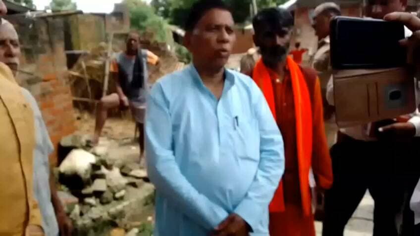 रिश्तों की दरार ने लिया खूनी रूप, बिकमपुर हत्याकांड के बाद पीड़ित परिवार से मिले विधायक राजेंद्र सिंह पटेल
दामाद पर बड़े साले को बहाने से साथ ले जाकर लापता करने और देर रात परिवार पर जानलेवा हमले का आरोप, पुलिस जांच कई पहलुओं पर जारी
पुलिस अधीक्षक की निगरानी में जांच तेज, घायल खतरे से बाहर; विधायक ने निष्पक्ष जांच और हरसंभव मदद का दिलाया भरोसा
✒️ रिपोर्ट: यूपी हेड नागेंद्र पांडये
फतेहपुर। औंग थाना क्षेत्र के बिकमपुर गांव में हुए चर्चित हत्याकांड के बाद गुरुवार को राजनीतिक और प्रशासनिक गतिविधियां और तेज हो गईं। जहानाबाद विधानसभा क्षेत्र के भाजपा विधायक राजेंद्र सिंह पटेल पीड़ित परिवार से मिलने उनके आवास पहुंचे। उन्होंने परिजनों से मुलाकात कर घटना की पूरी जानकारी ली, घायलों के स्वास्थ्य की जानकारी प्राप्त की और शासन स्तर पर हरसंभव सहायता तथा निष्पक्ष जांच का भरोसा दिलाया।
यह मामला उस समय सुर्खियों में आया जब देर रात डायल-112 पर सूचना मिली कि एक व्यक्ति ने अपने ही ससुराल पक्ष के लोगों पर धारदार हथियार से हमला कर दिया है। सूचना मिलते ही औंग थाना पुलिस तत्काल मौके पर पहुंची। पुलिस को एक ही परिवार के पांच सदस्य गंभीर रूप से घायल अवस्था में मिले, जबकि घर के बाहर अचेत पड़े व्यक्ति की पहचान आशापुर निवासी पवन विश्वकर्मा के रूप में हुई, जो उसी परिवार का दामाद था। अस्पताल पहुंचने पर चिकित्सकों ने उसे मृत घोषित कर दिया।
पुलिस की अब तक की जांच के अनुसार, पवन विश्वकर्मा घटना से पहले शाम को अपने बड़े साले राजू विश्वकर्मा को कथित रूप से उसके बेटे के लिए लड़की दिखाने का बहाना बनाकर अपने साथ ले गया था। इसके बाद वह रात में अकेला वापस ससुराल लौटा और परिजनों को बताया कि राजू वहीं रुक गया है और सुबह लौट आएगा। इसके बाद परिवार ने उस पर भरोसा कर लिया।
प्रारंभिक जांच में सामने आया कि रात करीब डेढ़ बजे, जब परिवार के सदस्य सो रहे थे, तभी पवन ने अपने साथ लाए धारदार हथियार से उन पर ताबड़तोड़ हमला कर दिया। चीख-पुकार सुनकर दूसरे घर में रहने वाले परिजन और ग्रामीण मौके पर पहुंचे। पुलिस के अनुसार, घायल परिजनों ने आत्मरक्षा में हमलावर को काबू करने का प्रयास किया, जिसमें उसे भी गंभीर चोटें आईं और बाद में उसकी मृत्यु हो गई। घटना में पांच लोग घायल हुए, जिनमें से चार को कानपुर रेफर किया गया। पुलिस के अनुसार चिकित्सकों ने सभी घायलों को फिलहाल खतरे से बाहर बताया है।
घटना की गंभीरता को देखते हुए अतिरिक्त पुलिस बल मौके पर बुलाया गया। एडिशनल पुलिस अधीक्षक सहित वरिष्ठ अधिकारियों ने घटनास्थल का निरीक्षण किया। इसके बाद पुलिस अधीक्षक अभिमन्यु मांगलिक स्वयं मौके पर पहुंचे और फोरेंसिक साक्ष्यों, घटनास्थल तथा उपलब्ध परिस्थितियों का निरीक्षण कर जांच को वैज्ञानिक ढंग से आगे बढ़ाने के निर्देश दिए।
पुलिस अधीक्षक ने बताया कि प्रथमदृष्टया मृतक का अपनी पत्नी से लंबे समय से वैवाहिक विवाद चल रहा था। पत्नी गुजरात में रह रही थी और प्रारंभिक जांच में यह बात सामने आई कि मृतक को संदेह था कि ससुराल पक्ष के कारण ही वैवाहिक संबंध बिगड़े। हालांकि पुलिस ने स्पष्ट किया है कि घटना के सभी पहलुओं की निष्पक्ष जांच की जा रही है और अंतिम निष्कर्ष साक्ष्यों, फोरेंसिक रिपोर्ट तथा न्यायिक प्रक्रिया के आधार पर ही सामने आएगा।
घटना के बाद लापता बताए गए बड़े साले की तलाश के लिए पुलिस ने सीसीटीवी फुटेज, कॉल डिटेल रिकॉर्ड (सीडीआर), सर्विलांस और अन्य तकनीकी साक्ष्यों का सहारा लिया। पुलिस लगातार घटनाक्रम की प्रत्येक कड़ी को जोड़ने में जुटी रही और पूरे मामले की गहन विवेचना जारी है।
गुरुवार को क्षेत्रीय विधायक राजेंद्र सिंह पटेल ने पीड़ित परिवार से मुलाकात कर घटना पर गहरा दुख व्यक्त किया। उन्होंने कहा कि इस प्रकार की घटना अत्यंत दुर्भाग्यपूर्ण है और दोषियों के विरुद्ध कानून के अनुसार कठोर कार्रवाई होनी चाहिए। विधायक ने घायलों के समुचित उपचार तथा परिवार को आवश्यक सहायता उपलब्ध कराने का आश्वासन भी दिया।
यह घटना केवल एक आपराधिक वारदात नहीं बल्कि पारिवारिक विवादों के हिंसक परिणामों पर गंभीर सवाल खड़े करती है। साथ ही यह भी स्पष्ट करती है कि ऐसे मामलों में समय रहते संवाद, कानूनी सलाह और सामाजिक हस्तक्षेप कितना आवश्यक है। पुलिस का कहना है कि विवेचना पूरी होने के बाद सभी तथ्यों को सार्वजनिक किया जाएगा और उपलब्ध साक्ष्यों के आधार पर आगे की विधिक कार्रवाई की जाएगी।
🟥 पारिवारिक विवाद कभी भी हिंसा का कारण नहीं बनने चाहिए। यदि किसी परिवार में लंबे समय से तनाव या वैवाहिक विवाद चल रहा हो तो समय रहते कानूनी सलाह,पारिवारिक परामर्श और सामाजिक सहयोग लिया जाना चाहिए।किसी भी प्रकार की हिंसक प्रवृत्ति की आशंका होने पर तत्काल पुलिस को सूचना देना प्रत्येक नागरिक की जिम्मेदारी है।
जनहित सुझाव:
पारिवारिक विवादों का समाधान कानून और संवाद के माध्यम से करें।
किसी भी संदिग्ध गतिविधि या हिंसा की आशंका होने पर तुरंत पुलिस को सूचित करें।
मानसिक तनाव से जूझ रहे व्यक्तियों को समय पर परामर्श और चिकित्सकीय सहायता उपलब्ध कराई जाए।
जांच पूरी होने से पहले अपुष्ट सूचनाएं और अफवाहें सोशल मीडिया पर साझा न करें।
प्रशासन ऐसे संवेदनशील मामलों में पीड़ित परिवारों को मनोवैज्ञानिक और कानूनी सहायता भी उपलब्ध कराए।
👇👇
#NDNEWS #दैनिकनिष्पक्षधारा #Fatehpur #Aung #Bikampur #RajendraSinghPatel #AbhimanyuMangalik #FatehpurPolice #UPPolice #BreakingNews #CrimeNews #Justice #LawAndOrder #BJP
👇👇
@dgpup
@RSSorg
@UPGovt
@wpl1090
@RSSgeet
@Uppolice
@MIB_India
@PMOIndia
@HMOIndia
@abmanglik
@VHPDigital
@igrangealld
@myogioffice
@InfoDeptUP
@dmfatehpur
@sdmsadarftp
@CMOfficeUP
@CMOUP_RC
@UPPRD1948
@ChiefSecyUP
@ChiefSecyUP
@MahantYogiG
@FatehpurSdm
@fatehpurpolice
@BajrangDalOrg
@rashtrapatibhvn
@UPMahilaKalyan
@112UttarPradesh
@myogiadityanath
@CommissionerPrg
@ADGZonPrayagraj
👇👇
🟥 ND NEWS | दैनिक निष्पक्ष धारा
मुख्य संपादक / संस्थापक: राजन सिंह हाड़ा
सह-संपादक: शालिनी सिंह भदौरिया
✒️ रिपोर्ट: यूपी हेड नागेंद्र पांडये
📍 कार्यालय-3: U158, हीरा स्वीट्स के पास, विकास मार्ग, लक्ष्मी नगर, पूर्वी दिल्ली – 110092 (NCR)
📍 कार्यालय-2: विधानसभा रोड, बर्लिंगटन चौराहा, लखनऊ – 226001 (UP)
📍 कार्यालय-1: 1/1 अटल बिहारी चौराहा, नियर बर्मा चौराहा, फतेहपुर – 212601 (UP)
📅 दिनांक: 4 सितंबर 2026
📆 दिन: शुक्रवार
📧 Email: ndnewschannel@gmail.com
📞 मोबाइल: 096961 19696