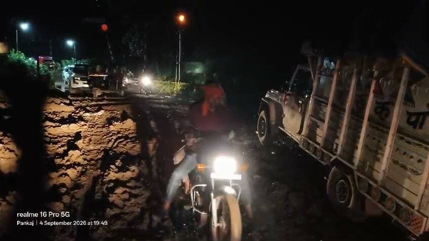 #चित्रकूट (एमपी)
चितहरा रेलवे फाटक के पास भीषण दल दल, रेलवे द्वारा हाल ही में खोदकर ढोलना डालने के कारण बना दल दल, राहगीरों को निकालने में बड़ी आफ़त... फ़ोर व्हीलर वाहन कुछ इस तरह रह फ़स.. फ़ोर व्हीलर वाहनों की लगीं लंबी लाइन... कोई जिम्मेदार नहीं ले रहे सुध...कल ट्रक फंसने से राहगीर हो रहें थे परेशान आज छोटे बड़े सभी वाहन रहें फ़स