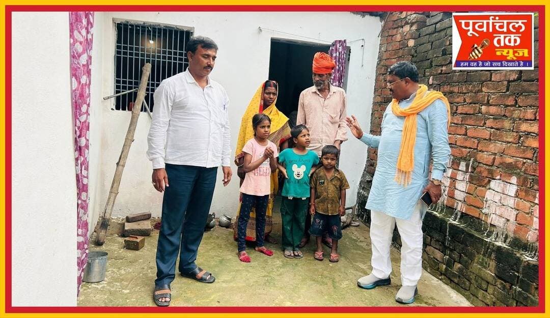 कलान के अनाथ मासूमों के चेहरे पर मुस्कान बिखेर कर नील मणि ने मनाई श्रीकृष्ण जन्माष्टमी
संत कबीर नगर। धनघटा विधानसभा धरती पर प्रेम, आश्रय और न्याय की स्थापना करना भगवान श्रीकृष्ण के उपदेशों का मूल सार रहा है। श्रीकृष्ण जन्माष्टमी के पावन अवसर पर धनघटा विधानसभा क्षेत्र के पूर्व प्रत्याशी एवं हैसर बाजार-धनघटा नगर पंचायत के चेयरमैन प्रतिनिधि नील मणि ने नाथनगर ब्लॉक के ग्राम कलान पहुंचकर अनाथ मासूम बच्चों के साथ जन्माष्टमी का पर्व मनाया और समाज को मानवता एवं सेवा का संदेश दिया।
शुक्रवार की सुबह नील मणि कलान गांव पहुंचे, जहां उन्होंने माता-पिता के स्नेह से वंचित अनाथ बच्चों के साथ श्रीकृष्ण जन्माष्टमी की खुशियां साझा कीं। इस अवसर पर उन्होंने बच्चों के लिए घरेलू आवश्यक सामान, खाद्यान्न एवं मिठाइयां भेंट कीं और उनकी कुशलक्षेम जानी।
नील मणि ने बच्चों से आत्मीयता से मुलाकात करते हुए उनके सिर पर स्नेहपूर्वक हाथ रखा और उन्हें अपनेपन एवं अभिभावकत्व का एहसास कराया। मासूम बच्चों के चेहरों पर खुशी और मुस्कान देखकर वहां का माहौल भावुक और आत्मीय हो गया।
उल्लेखनीय है कि नील मणि इससे पहले भी इन अनाथ बच्चों के जीवन को बेहतर बनाने के लिए सहयोग करते रहे हैं। उन्होंने बच्चों के रहने के लिए आवास की व्यवस्था कराने के साथ ही गृहस्थी के लिए आवश्यक सामान उपलब्ध कराने में महत्वपूर्ण भूमिका निभाई है। अपने व्यस्त कार्यक्रम के बावजूद वे पर्व और त्योहारों की खुशियां इन बच्चों के साथ साझा करने पहुंचते रहते हैं।
श्रीकृष्ण जन्माष्टमी के अवसर पर नील मणि ने कहा कि इन मासूम बच्चों में उन्हें कान्हा और माधव की छवि दिखाई देती है। इनके साथ पर्व मनाकर उन्हें आत्मीय संतुष्टि और विशेष सुख की अनुभूति होती है।
उन्होंने जनपदवासियों को श्रीकृष्ण जन्माष्टमी की हार्दिक शुभकामनाएं देते हुए भगवान श्रीकृष्ण से प्रार्थना की कि इन बच्चों पर उनकी कृपा सदैव बनी रहे।
नील मणि ने कहा कि भले ही इन बच्चों का बचपन माता-पिता के दुलार से वंचित रहा हो, लेकिन समाज के प्रत्येक व्यक्ति का स्नेह और सहयोग उन्हें मिलता रहे, यही सबसे बड़ी मानव सेवा है। उन्होंने बच्चों के सुखद, सुरक्षित और समृद्ध जीवन की कामना की।
Neel Mani
BJP Uttar Pradesh
Pankaj Chaudhary
Ramapati Ram Tripathi