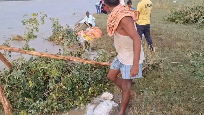 बदायूं के रैपुरा पर कटान रोकने का बाढ विभाग का कार्य तेजी से चल रहा है, जल स्तर बढ रहा है, रैपुरा पर गंगा काफी नजदीक पहुंच चुकी हैं