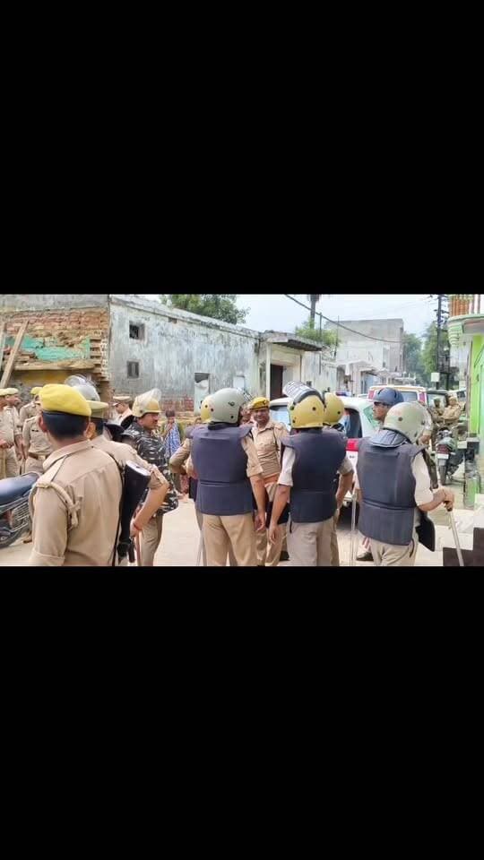 हापुड़ - दो पक्षों के बीच पुराने विवाद को लेकर कहासुनी हुई।
सूचना पर मेरठ रेंज के DIG कलानिधि नैथानी, SP हापुड़ कुंवर ज्ञानंजय सिंह, ASP, CO सिटी मौके पर पहुंचे और स्थिति का जायजा लिया।
पुलिस ने 4 लोगों को हिरासत में लिया है, गांव में शांति व्यवस्था के लिए भारी पुलिस फोर्स और PAC तैनात है, अब स्थिति पूरी तरह नियंत्रण में है।
#Hapur #Badnauli #HapurPolice #UPPolice #MeerutRange #BreakingNews