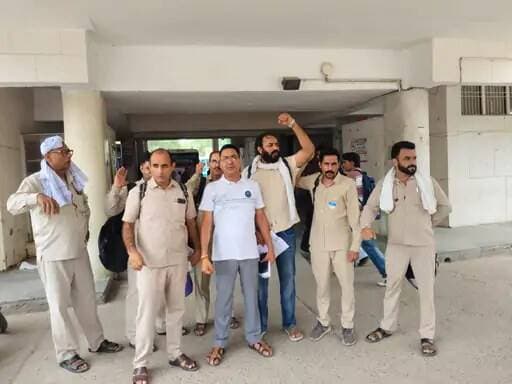 निजी बसों के परमिट के विरोध में रोडवेज-कर्मियों का प्रदर्शन:सिरसा में GM को सौंपा मांगपत्र; 21-22 को चक्का जाम की चेतावनी...
सिरसा सहित प्रदेशभर में लोकल रूटों पर निजी बसों को परमिट देने के प्रस्ताव के विरोध में शुक्रवार को रोडवेज यूनियन कर्मचारियों ने सिरसा बस स्टैंड परिसर में रोष प्रदर्शन किया। कर्मचारियों ने सरकार के फैसले के खिलाफ नारेबाजी करते हुए रोडवेज जीएम के माध्यम से परिवहन मंत्री के नाम ज्ञापन सौंपा।
इसमें प्रस्तावित निजी बस परमिट का फैसला वापस लेने, रोडवेज के बेड़े में नई बसें शामिल करने और कच्चे कर्मचारियों को पक्का करने की मांग की गई।
डिपो प्रधान पृथ्वी चाहर ने कहा कि परिवहन मंत्री और उच्च अधिकारियों के साथ हुई वार्ता में रोडवेज के बेड़े में 500 नई साधारण और एसी बसें शामिल करने की बात कही गई थी। इसके बाद अचानक लोकल रूटों पर निजी बसों को नए परमिट देने का फैसला लिया गया है। उन्होंने कहा कि कर्मचारी और आमजन सरकार के इस निर्णय का विरोध कर रहे हैं।
चाहर ने कहा कि सरकार नए रूट शुरू करने के साथ 500 इलेक्ट्रिक बसें लाने की तैयारी कर रही है। इन रूटों पर निजी बसों के बजाय रोडवेज की बसें चलाई जानी चाहिए, ताकि सरकारी परिवहन व्यवस्था मजबूत हो और यात्रियों को बेहतर सुविधा मिल सके।
362 रूटों पर 4,836 निजी बसों का दावा
चाहर के अनुसार सरकार प्रदेशभर के 362 रूटों पर 4,836 निजी बसें लाने की तैयारी कर रही है। उन्होंने मांग की कि इसके बजाय रोडवेज के बेड़े में 10 हजार नई बसें शामिल की जाएं। इससे यात्रियों को पर्याप्त परिवहन सुविधा मिलने के साथ युवाओं के लिए रोजगार के अवसर भी बढ़ेंगे।
उन्होंने आरोप लगाया कि सरकार कच्चे कर्मचारियों को समय पर वेतन तक नहीं दे पा रही है और अब निजी बसों को रूटों पर लाकर रोडवेज को कमजोर करने की दिशा में कदम उठाया जा रहा है। कर्मचारियों ने सरकार से इस फैसले पर पुनर्विचार करने की मांग की।
मंत्री आवास के घेराव के बाद बनी थी सहमति
पृथ्वी चाहर ने बताया कि फरीदाबाद में यूनियन पदाधिकारियों की बैठक हुई थी। इसमें प्रदेशभर में निजी बस परमिट के विरोध में ज्ञापन देने का फैसला लिया गया। उन्होंने कहा कि रोडवेज के सांझा मोर्चा ने पहले परिवहन मंत्री के आवास का घेराव कर प्रदर्शन किया था। उस दौरान हुई वार्ता में रोडवेज के बेड़े में नई बसें शामिल करने और पक्की भर्ती करने पर सहमति बनी थी।
सिरसा में 24 रूटों पर 180 परमिट प्रस्तावित
आरटीए सचिव संजय बिश्नोई ने बताया कि सिरसा में भी 24 रूटों पर निजी परमिट बसें चला का प्रस्ताव है। इन रूटों के लिए 180 परमिट जारी किए जाने हैं। इसके संबंध में 30 सितंबर तक आपत्तियां मांगी गई हैं। रोडवेज कर्मचारियों ने प्रशासन और सरकार से प्रस्तावित परमिटों पर पुनर्विचार करने की मांग की है।
<nis:link nis:type=tag nis:id=sirsa nis:value=sirsa nis:enabled=true nis:link/> <nis:link nis:type=tag nis:id=gokul nis:value=gokul nis:enabled=true nis:link/> <nis:link nis:type=tag nis:id=gokulsetia nis:value=gokulsetia nis:enabled=true nis:link/> <nis:link nis:type=tag nis:id=sirsa nis:value=sirsa nis:enabled=true nis:link/> <nis:link nis:type=tag nis:id=mla nis:value=mla nis:enabled=true nis:link/> <nis:link nis:type=tag nis:id=viral nis:value=viral nis:enabled=true nis:link/> <nis:link nis:type=tag nis:id=sirsabreaking nis:value=sirsabreaking nis:enabled=true nis:link/> <nis:link nis:type=tag nis:id=takkrtoday nis:value=takkrtoday nis:enabled=true nis:link/> <nis:link nis:type=tag nis:id=sirsatody nis:value=sirsatody nis:enabled=true nis:link/> <nis:link nis:type=tag nis:id=congress nis:value=congress nis:enabled=true nis:link/> <nis:link nis:type=tag nis:id=brejindersingh nis:value=brejindersingh nis:enabled=true nis:link/> <nis:link nis:type=tag nis:id=santoshbeniwal nis:value=santoshbeniwal nis:enabled=true nis:link/> <nis:link nis:type=tag nis:id=santoshvsgokul nis:value=santoshvsgokul nis:enabled=true nis:link/> <nis:link nis:type=tag nis:id=inld nis:value=inld nis:enabled=true nis:link/> <nis:link nis:type=tag nis:id=abhaychautala nis:value=abhaychautala nis:enabled=true nis:link/> <nis:link nis:type=tag nis:id=hrroadways nis:value=hrroadways nis:enabled=true nis:link/> <nis:link nis:type=tag nis:id=hr nis:value=hr nis:enabled=true nis:link/>