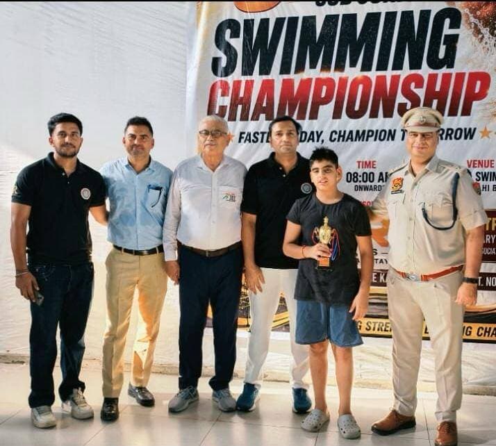 सिरसा में 8वीं जिलास्तरीय स्विमिंग प्रतियोगिता आयोजित, वत्सल ने 4 Gold जीतकर हासिल किया बेस्ट स्विमर का खिताब....
सिरसा। दिल्ली रोड स्थित स्विमिंग पुल में आयोजित आठवीं जिला स्तरीय स्विमिंग प्रतियोगिता में सतलुज पब्लिक स्कूल, सिरसा के छात्र वत्सल ने शानदार प्रदर्शन करते हुए चार गोल्ड मेडल जीतकर बेस्ट स्विमर का अवार्ड जीता है। वत्सल की इस उपलब्धि से उनके स्कूल, परिवार और प्रशिक्षकों में खुशी का माहौल है।
पुलिस अधीक्षक दीपक सहारन ने वत्सल को बेस्ट स्विमर के खिलाब से सम्मानित किया। उन्होंने वत्सल को चार स्वर्ण पदक जीतने और बेस्ट स्विमर का अवार्ड हासिल करने पर बधाई दी। साथ ही उन्होंने वत्सल के कोच पवन और दिलमन को भी इस उपलब्धि के लिए शुभकामनाएं दीं। पुलिस अधीक्षक ने वत्सल के उज्ज्वल भविष्य की कामना करते हुए कहा कि निरंतर मेहनत, अनुशासन और सही मार्गदर्शन के साथ युवा खिलाड़ी खेल के क्षेत्र में बड़ी उपलब्धियां हासिल कर सकते हैं। वत्सल की इस सफलता ने सिरसा के खेल जगत में एक और उपलब्धि जोड़ दी है। गौरतलब है कि वत्सल अपने कोच पवन और कोच दिलमन के मार्गदर्शन में नियमित रूप से प्रशिक्षण प्राप्त कर रहे हैं। प्रतियोगिता में उनके शानदार प्रदर्शन ने उनकी प्रतिभा और मेहनत को साबित किया।
<nis:link nis:type=tag nis:id=dps nis:value=dps nis:enabled=true nis:link/> <nis:link nis:type=tag nis:id=delhischool nis:value=delhischool nis:enabled=true nis:link/> <nis:link nis:type=tag nis:id=swimming nis:value=swimming nis:enabled=true nis:link/> <nis:link nis:type=tag nis:id=compitation nis:value=compitation nis:enabled=true nis:link/> <nis:link nis:type=tag nis:id=game nis:value=game nis:enabled=true nis:link/> <nis:link nis:type=tag nis:id=play nis:value=play nis:enabled=true nis:link/> <nis:link nis:type=tag nis:id=compitation nis:value=compitation nis:enabled=true nis:link/>
<nis:link nis:type=tag nis:id=sirsa nis:value=sirsa nis:enabled=true nis:link/> <nis:link nis:type=tag nis:id=gokul nis:value=gokul nis:enabled=true nis:link/> <nis:link nis:type=tag nis:id=gokulsetia nis:value=gokulsetia nis:enabled=true nis:link/> <nis:link nis:type=tag nis:id=sirsa nis:value=sirsa nis:enabled=true nis:link/> <nis:link nis:type=tag nis:id=mla nis:value=mla nis:enabled=true nis:link/> <nis:link nis:type=tag nis:id=viral nis:value=viral nis:enabled=true nis:link/> <nis:link nis:type=tag nis:id=sirsabreaking nis:value=sirsabreaking nis:enabled=true nis:link/> <nis:link nis:type=tag nis:id=takkrtoday nis:value=takkrtoday nis:enabled=true nis:link/> <nis:link nis:type=tag nis:id=sirsatody nis:value=sirsatody nis:enabled=true nis:link/> <nis:link nis:type=tag nis:id=congress nis:value=congress nis:enabled=true nis:link/> <nis:link nis:type=tag nis:id=brejindersingh nis:value=brejindersingh nis:enabled=true nis:link/> <nis:link nis:type=tag nis:id=santoshbeniwal nis:value=santoshbeniwal nis:enabled=true nis:link/> <nis:link nis:type=tag nis:id=santoshvsgokul nis:value=santoshvsgokul nis:enabled=true nis:link/> <nis:link nis:type=tag nis:id=inld nis:value=inld nis:enabled=true nis:link/> <nis:link nis:type=tag nis:id=abhaychautala nis:value=abhaychautala nis:enabled=true nis:link/> <nis:link nis:type=tag nis:id=teacherday nis:value=teacherday nis:enabled=true nis:link/> <nis:link nis:type=tag nis:id=5semptember nis:value=5semptember nis:enabled=true nis:link/> <nis:link nis:type=tag nis:id=day nis:value=day nis:enabled=true nis:link/>