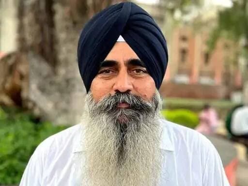 हेफेड यूरिया घोटाले की कार्रवाई में देरी पर भड़.के किसान:सिरसा में इंडस्ट्रियल ग्रेड बताकर खपाया; कृषि कार्यालय घेरने की चेता-वनी...
सिरसा जिले के डबवाली के सत्ताखेड़ा में भारतीय किसान एकता (बीकेई) ने हेफेड एनिमल कैटल फीड प्लांट में हुए यूरिया घोटाले में तत्काल एफआईआर दर्ज करने की मांग की है। बीकेई प्रदेशाध्यक्ष लखविंदर सिंह औलख ने इस मामले की निष्पक्ष जांच की भी मांग की है। यह घोटाला सब्सिडी वाली नीम कोटेड कृषि यूरिया को इंडस्ट्रियल ग्रेड बताकर बेचने से जुड़ा है।
बीकेई की शिकायत पर कृषि विभाग ने 2 जुलाई 2026 को प्लांट से यूरिया के नमूने लिए थे। 20 जुलाई 2026 को आई सरकारी लैब रिपोर्ट में यूरिया के 'नीम कोटेड' होने की पुष्टि हुई। जांच में सामने आया कि गुप्ता केमिकल्स, दिल्ली ने 50 किलो की पैकिंग में कृषि यूरिया को इंडस्ट्रियल ग्रेड बताकर सप्लाई किया।
इसके लिए 18 प्रतिशत जीएसटी के फर्जी बिल लगाए गए, जिससे लाखों रुपए का वित्तीय हेरफेर हुआ।
अधिकारियों पर कोई कार्रवाई नहीं
औलख ने बताया कि दो महीने बीतने के बाद भी दोषी सप्लायर और हेफेड के अधिकारियों पर कोई कार्रवाई नहीं हुई है। उन्होंने हेफेड पंचकूला मुख्यालय के खरीद प्रक्रिया से जुड़े अधिकारियों की जांच और गिरफ्तारी की मांग की।
औलख ने आशंका जताई कि यूरिया घोटाले में शामिल एक उच्च अधिकारी की अक्टूबर में रिटायरमेंट है। विभाग उसे और उसके साथियों को बचाने के लिए जानबूझकर कार्रवाई में देरी कर रहा है।
रिपोर्ट की निष्पक्ष जांच की मांग
बीकेई की प्रमुख मांगों में गुप्ता केमिकल्स व संबंधित सप्लायरों और दोषी अधिकारियों पर तत्काल एफआईआर दर्ज कर गिरफ्तारी शामिल है। उन्होंने टेंडर, जीएसटी बिल, भुगतान रिकॉर्ड और लैब रिपोर्ट के आधार पर निष्पक्ष जांच की मांग की।
मुख्य कार्यालय घेराव की चेतावनी
बीकेई ने यह मसला जीएसटी विभाग दिल्ली को भी सौंपने को कहा, ताकि गुप्ता केमिकल्स द्वारा कई सालों से चल रहे यूरिया खाद घोटाले की जांच हो सके। साथ ही सरकारी वित्तीय नुकसान की भरपाई की भी मांग की गई है। बीकेई ने चेतावनी दी है कि यदि मंगलवार तक दोषियों के खिलाफ कार्रवाई नहीं हुई, तो बुधवार को किसान कृषि विभाग, सिरसा के मुख्य कार्यालय का घेराव करेंगे।
<nis:link nis:type=tag nis:id=bku nis:value=BKU nis:enabled=true nis:link/> <nis:link nis:type=tag nis:id=sirsa nis:value=SIRSA nis:enabled=true nis:link/> <nis:link nis:type=tag nis:id=farmer nis:value=fARMER nis:enabled=true nis:link/> <nis:link nis:type=tag nis:id=kisan nis:value=KISAN nis:enabled=true nis:link/> <nis:link nis:type=tag nis:id=bignews nis:value=bignews nis:enabled=true nis:link/> <nis:link nis:type=tag nis:id=viral nis:value=viral nis:enabled=true nis:link/> <nis:link nis:type=tag nis:id=sirsa nis:value=sirsa nis:enabled=true nis:link/> <nis:link nis:type=tag nis:id=takkartoday nis:value=takkartoday nis:enabled=true nis:link/> <nis:link nis:type=tag nis:id=kisandharna nis:value=kisandharna nis:enabled=true nis:link/> <nis:link nis:type=tag nis:id=viral nis:value=viral nis:enabled=true nis:link/>