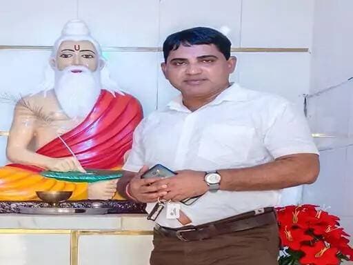 सफाईकर्मियों के समर्थन में पोस्ट डालने वाला इंस्पेक्टर सस्पेंड:करनाल में वाल्मीकि भवन का अध्यक्ष, नूंह में थी पोस्टिंग, अब सिरसा रहेगा मुख्यालय........
सफाई कर्मचारियों के आंदोलन के समर्थन में सोशल मीडिया पर पोस्ट करने और कर्मचारियों से जुड़े मुद्दे उठाने के मामले में सहकारिता विभाग के इंस्पेक्टर एवं करनाल वाल्मीकि भवन के अध्यक्ष अमित कुमार को निलंबित कर दिया गया है। हरियाणा सहकारी समितियों के रजिस्ट्रार कार्यालय, पंचकूला की ओर से बीती 3 सितंबर को आदेश जारी किया गया। अमित कुमार नूंह जिले के नगीना में सहकारी समितियों के इंस्पेक्टर के पद पर तैनात थे और उनके खिलाफ प्रशासनिक आधार पर निलंबन की कार्रवाई की गई है।
रिपोर्ट में अमित कुमार की सरकारी सेवा के दायरे से बाहर की सामाजिक-राजनीतिक गतिविधियों का उल्लेख किया गया है। रिपोर्ट के अनुसार, वह करनाल स्थित वाल्मीकि भवन के निर्वाचित अध्यक्ष हैं। वह फेसबुक समेत सोशल मीडिया खातों पर वाल्मीकि समाज और वाल्मीकि भवन से जुड़े मुद्दे उठाते रहे हैं।
रिपोर्ट में कहा गया है कि उनकी कुछ हालिया फेसबुक पोस्ट में सफाई कर्मचारियों की वेतन और मजदूरी बढ़ाने की मांग को लेकर चल रहे आंदोलन का समर्थन नजर आया। साथ ही उन्होंने राज्य स्तर के मौजूदा सामुदायिक नेताओं पर इस मुद्दे पर कथित निष्क्रियता को लेकर सवाल उठाए।
पुलिस कार्रवाई पर भी उठाया था सवाल
रिपोर्ट के मुताबिक, एक अन्य सोशल मीडिया पोस्ट में अमित कुमार ने प्रदर्शनकारियों के साथ कथित तौर पर दुर्व्यवहार को लेकर राज्य पुलिस के खिलाफ अनुशासनात्मक कार्रवाई की मांग की थी। एक अन्य पोस्ट में वह नगर पालिका कर्मचारी संघ के एक कार्यक्रम या बैठक में लोगों को संबोधित करते हुए दिखाई दिए। रिपोर्ट में इन गतिविधियों की जानकारी आगे की आवश्यक अनुशासनात्मक कार्रवाई के लिए अधिकारियों को दी गई थी।
6 महीने तक मिलेगा निर्वाह भत्ता
निलंबन आदेश के अनुसार, पहले 6 महीने के दौरान अमित कुमार को निर्वाह भत्ता मिलेगा। यह राशि उस अवकाश वेतन और महंगाई भत्ते के बराबर होगी, जो उन्हें अर्ध-औसत वेतन या अर्ध-वेतन पर अवकाश की स्थिति में मिलती।
यदि निलंबन की अवधि 6 महीने से अधिक होती है तो निर्वाह भत्ते की दर इस शर्त के अधीन होगी कि वह प्रमाणपत्र दें कि वे किसी अन्य नौकरी, कारोबार, पेशे या व्यवसाय में संलिप्त नहीं हैं।
सिरसा रहेगा मुख्यालय
निलंबन अवधि के दौरान अमित कुमार का मुख्यालय सहायक रजिस्ट्रार, सहकारी समितियां, सिरसा के कार्यालय में रहेगा। उन्हें सहायक रजिस्ट्रार की पूर्व अनुमति के बिना मुख्यालय छोड़ने की अनुमति नहीं होगी।
<nis:link nis:type=tag nis:id=safaikarmarchari nis:value=safaikarmarchari nis:enabled=true nis:link/> <nis:link nis:type=tag nis:id=sirsa nis:value=sirsa nis:enabled=true nis:link/> <nis:link nis:type=tag nis:id=today nis:value=today nis:enabled=true nis:link/> <nis:link nis:type=tag nis:id=takkartoday nis:value=takkartoday nis:enabled=true nis:link/> <nis:link nis:type=tag nis:id=viral nis:value=viral nis:enabled=true nis:link/> <nis:link nis:type=tag nis:id=dharna nis:value=dharna nis:enabled=true nis:link/>
