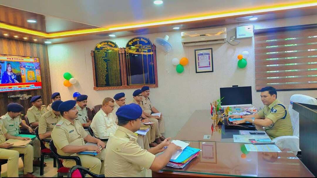 पुलिस अधीक्षक महोदय, किशनगंज के द्वारा संबंधित पुलिस पदाधिकारियों के साथ SIT (Special Investigation Team) की बैठक आयोजित कर महत्वपूर्ण एवं लंबित कांडों की विस्तृत समीक्षा की गई।
बैठक के दौरान लंबित एवं महत्वपूर्ण कांडों की समीक्षा करते हुए अनुसंधान की प्रगति, आरोपियों की गिरफ्तारी, साक्ष्य संकलन तथा कांडों के त्वरित निष्पादन के संबंध में आवश्यक दिशा-निर्देश दिए गए।
साथ ही, संबंधित पुलिस पदाधिकारियों को मामलों के अनुसंधान में गुणवत्ता, पारदर्शिता एवं समयबद्धता सुनिश्चित करने हेतु निर्देशित किया गया।