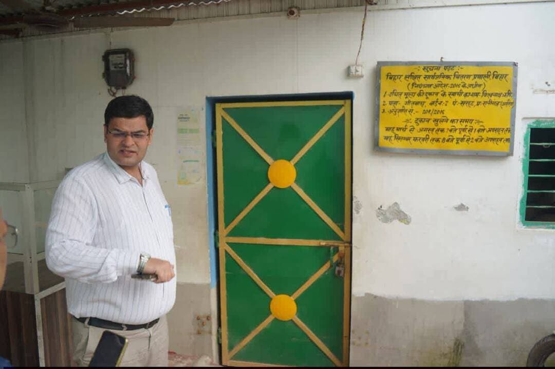 अररिया जन वितरण प्रणाली की दुकानों पर जिलाधिकारी की सख्ती, औचक निरीक्षण में दुकान मिली बंद, अनियमितता पर सख्त कार्रवाई के निर्देश
जिले में जन वितरण प्रणाली के माध्यम से लाभुकों को निर्धारित मात्रा में खाद्यान्न उपलब्ध कराने और पीडीएस व्यवस्था में पारदर्शिता सुनिश्चित करने हेतु लगातार निरीक्षण एवं जांच अभियान चलाया जा रहा है।
इसी कड़ी में गुरुवार को जिला पदाधिकारी, अररिया, श्री विनोद दूहन द्वारा रानीगंज प्रखंड अंतर्गत खरहट पंचायत की जन वितरण प्रणाली दुकानों का औचक निरीक्षण किया गया। निरीक्षण में जन वितरण प्रणाली विक्रेता सरयू विश्वास, अनुज्ञप्ति संख्या-22R/2016 की दुकान बंद पाई गई।
वहीं, जन वितरण प्रणाली विक्रेता विश्वनाथन ऋषिदेव, अनुज्ञप्ति संख्या-20R/2016 की दुकान पर लाभुकों द्वारा 04 किलोग्राम प्रति व्यक्ति खाद्यान्न मिलने की शिकायत की गई। निरीक्षण के दौरान यह भी सामने आया कि विक्रेता के स्थान पर राजकुमार चौधरी नामक संचालन कर रहे थे। संबंधित विक्रेता को इस संबंध में कोई जानकारी नहीं थी।
मामले को गंभीरता से लेते हुए विधि-सम्मत कार्रवाई के लिए अनुमंडल पदाधिकारी, अररिया को निर्देशित किया गया है। निरीक्षण के क्रम में जिलाधिकारी ने कहा कि लाभुकों के खाद्यान्न में किसी भी प्रकार की कटौती अथवा दुकान बंद रखने जैसी लापरवाही को बर्दाश्त नहीं किया जाएगा। मौके पर जिला आपूर्ति पदाधिकारी अररिया एवं संबंधित पदाधिकारी गण उपस्थित थे।