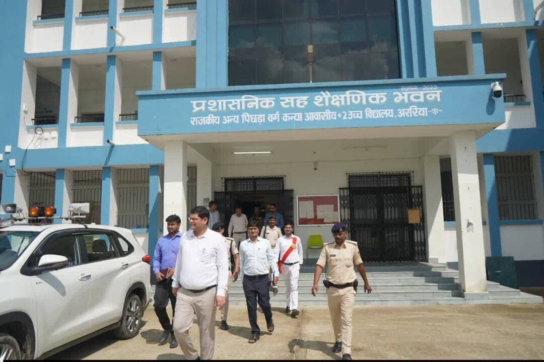 अररिया,जिलाधिकारी ने किया अन्य पिछड़ा वर्ग कन्या आवासीय +2 उच्च विद्यालय, रानीगंज का औचक निरीक्षण, छात्राओं से किया संवाद, भोजन की गुणवत्ता एवं स्वच्छता का लिया जायजा
जिलाधिकारी अररिया श्री विनोद दूहन ने गुरुवार को अन्य पिछड़ा वर्ग कन्या आवासीय +2 उच्च विद्यालय, रानीगंज का औचक निरीक्षण किया। निरीक्षण के दौरान उन्होंने विद्यालय परिसर, कक्षाओं, छात्रावास तथा भोजनालय (मेस) का विस्तृत जायजा लेते हुए उपलब्ध व्यवस्थाओं एवं सुविधाओं का मूल्यांकन किया।
जिलाधिकारी ने विद्यालय की विभिन्न कक्षाओं में जाकर छात्राओं से संवाद किया तथा उनकी पढ़ाई, रहने की व्यवस्था एवं अन्य आवश्यकताओं के संबंध में जानकारी ली। उन्होंने छात्राओं से उनकी समस्याओं के बारे में भी पूछा और विद्यालय में उपलब्ध सुविधाओं को लेकर उनका फीडबैक प्राप्त किया। जिलाधिकारी ने छात्राओं को नियमित रूप से मन लगाकर पढ़ाई करने तथा उपलब्ध संसाधनों का बेहतर उपयोग करने के लिए प्रोत्साहित किया।
निरीक्षण के क्रम में जिलाधिकारी ने छात्रावास स्थित मेस का भी जायजा लिया। उन्होंने छात्राओं को उपलब्ध कराए जा रहे भोजन की गुणवत्ता एवं पौष्टिकता की जांच की और स्वयं भोजन को देखा। साथ ही रसोईघर का निरीक्षण कर वहां साफ-सफाई एवं स्वच्छता की स्थिति का अवलोकन किया। उन्होंने विद्यालय प्रबंधन को भोजन तैयार करने से लेकर परोसने तक स्वच्छता के मानकों का कड़ाई से पालन सुनिश्चित करने का निर्देश दिया।
जिलाधिकारी ने विद्यालय प्रशासन एवं शिक्षकों को छात्राओं को गुणवत्तापूर्ण शिक्षा उपलब्ध कराने पर विशेष ध्यान देने का निर्देश दिया। उन्होंने कहा कि आवासीय विद्यालय में अध्ययनरत छात्राओं के लिए बेहतर शैक्षणिक वातावरण के साथ-साथ स्वच्छ एवं सुरक्षित परिसर उपलब्ध कराना प्राथमिकता होनी चाहिए।
उन्होंने पूरे विद्यालय परिसर में नियमित साफ-सफाई सुनिश्चित करने तथा छात्रावास और अन्य सुविधाओं का समुचित रखरखाव करने के भी निर्देश दिए। निरीक्षण के दौरान संबंधित अधिकारी, विद्यालय के शिक्षक एवं कर्मी उपस्थित रहे।