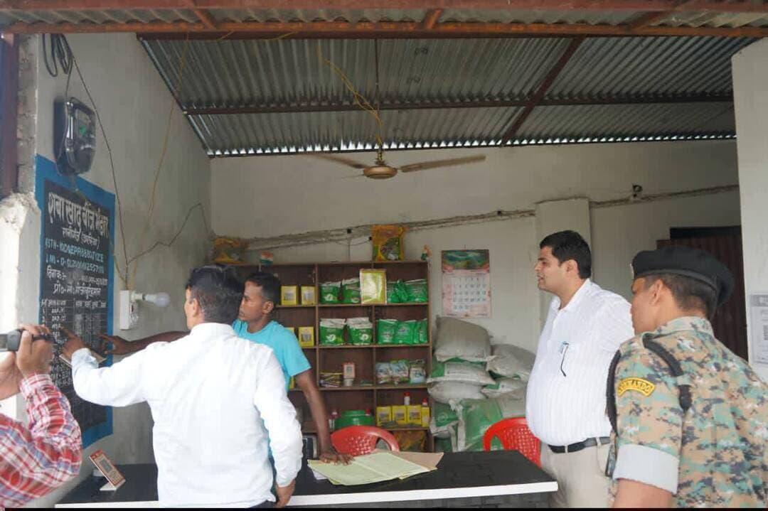 अररिया,उर्वरक प्रतिष्ठानों का जिलाधिकारी ने किया निरीक्षण, अधिक कीमत वसूलने वालों पर कार्रवाई के निर्देश
जिला पदाधिकारी अररिया श्री विनोद दूहन ने गुरुवार को रानीगंज प्रखंड क्षेत्र अंतर्गत विभिन्न उर्वरक प्रतिष्ठानों का निरीक्षण किया। इस दौरान उन्होंने उर्वरक की उपलब्धता, बिक्री व्यवस्था एवं किसानों को निर्धारित मूल्य पर खाद उपलब्ध कराने की स्थिति का जायजा लिया।
निरीक्षण के क्रम में जिलाधिकारी ने मौके पर उपस्थित किसानों से धान की फसल की बुआई, वर्षापात, उर्वरक की उपलब्धता तथा खेती से जुड़ी अन्य जानकारी ली। किसानों ने क्षेत्र में उर्वरक की उपलब्धता को लेकर संतोष व्यक्त किया।
जिलाधिकारी ने संबंधित अधिकारियों को निर्देशित किया कि जिले में किसानों को उर्वरक की पर्याप्त उपलब्धता सुनिश्चित की जाए तथा उर्वरक की बिक्री निर्धारित एवं उचित मूल्य पर सुनिश्चित किया जाए। उन्होंने कहा कि किसानों को खाद के लिए अनावश्यक परेशानी का सामना नहीं करना पड़े, इसका विशेष ध्यान रखा जाए।
जिला पदाधिकारी ने जिला कृषि पदाधिकारी अररिया, अनुमंडल कृषि पदाधिकारी अररिया एवं प्रखंड कृषि पदाधिकारी रानीगंज को स्पष्ट निर्देश दिया कि उर्वरक प्रतिष्ठानों की नियमित रूप से निगरानी एवं जांच की जाए।
उन्होंने कहा कि यदि किसी प्रतिष्ठान द्वारा निर्धारित दर से अधिक मूल्य पर उर्वरक की बिक्री की जाती है तो संबंधित प्रतिष्ठान के विरुद्ध विभागीय निहित प्रावधानों के तहत विधि-सम्मत कार्रवाई सुनिश्चित की जाए। उन्होंने अधिकारियों को किसानों के हित में उर्वरक वितरण व्यवस्था को पारदर्शी एवं सुचारु बनाए रखने का निर्देश दिया।